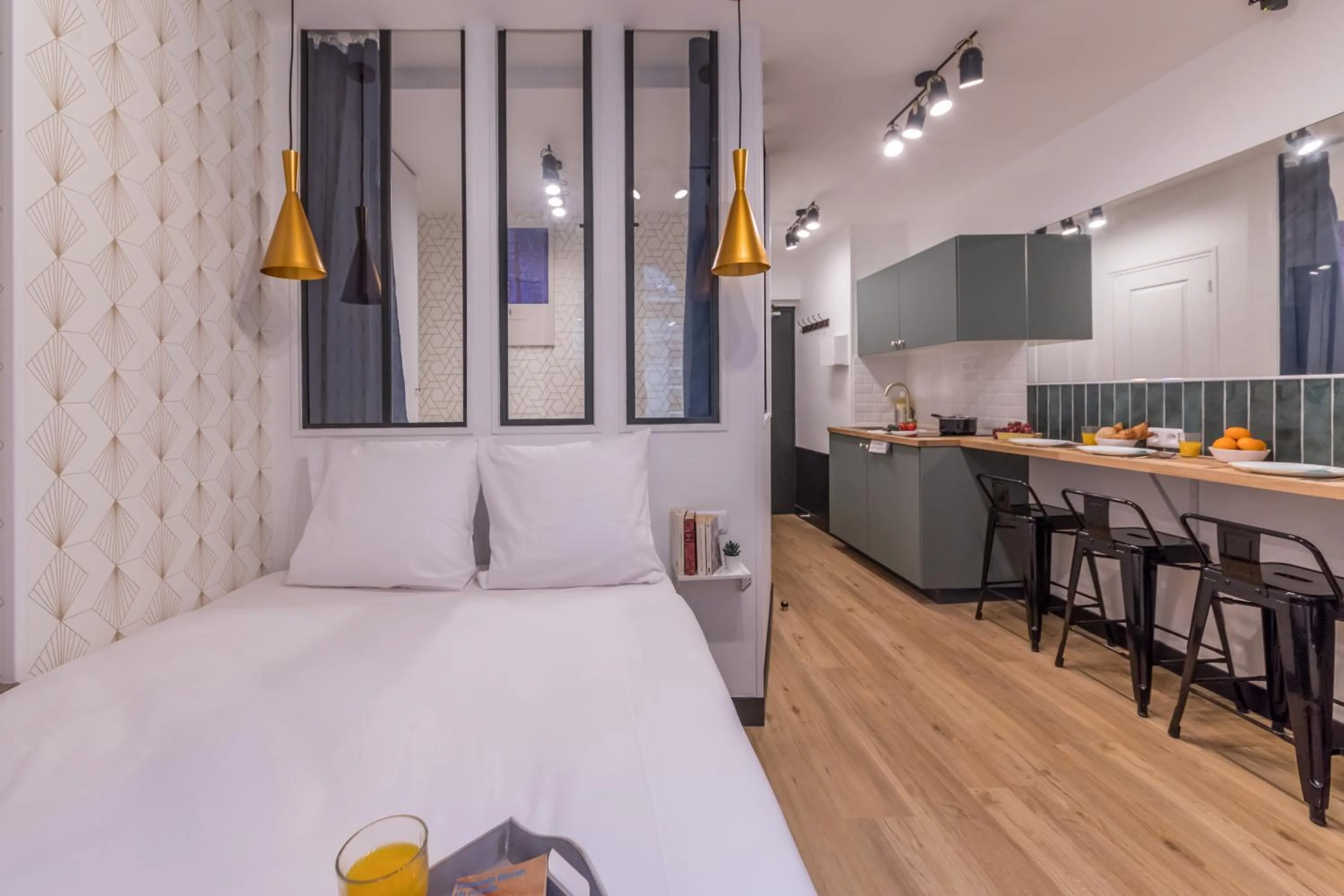 Photo of the whole room, Bed in WS Champs-Elysées - Colomb