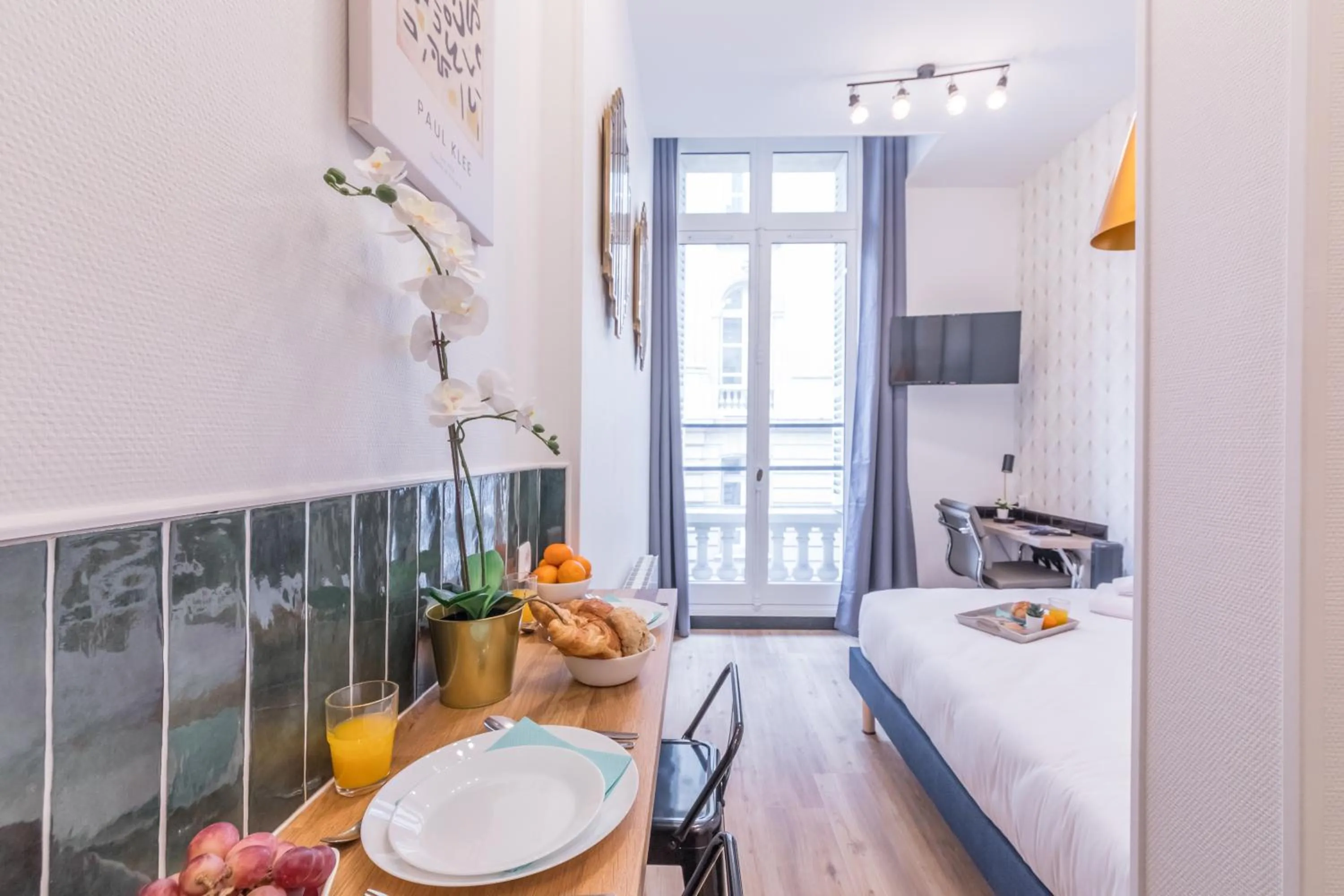 Photo of the whole room, Bed in WS Champs-Elysées - Colomb