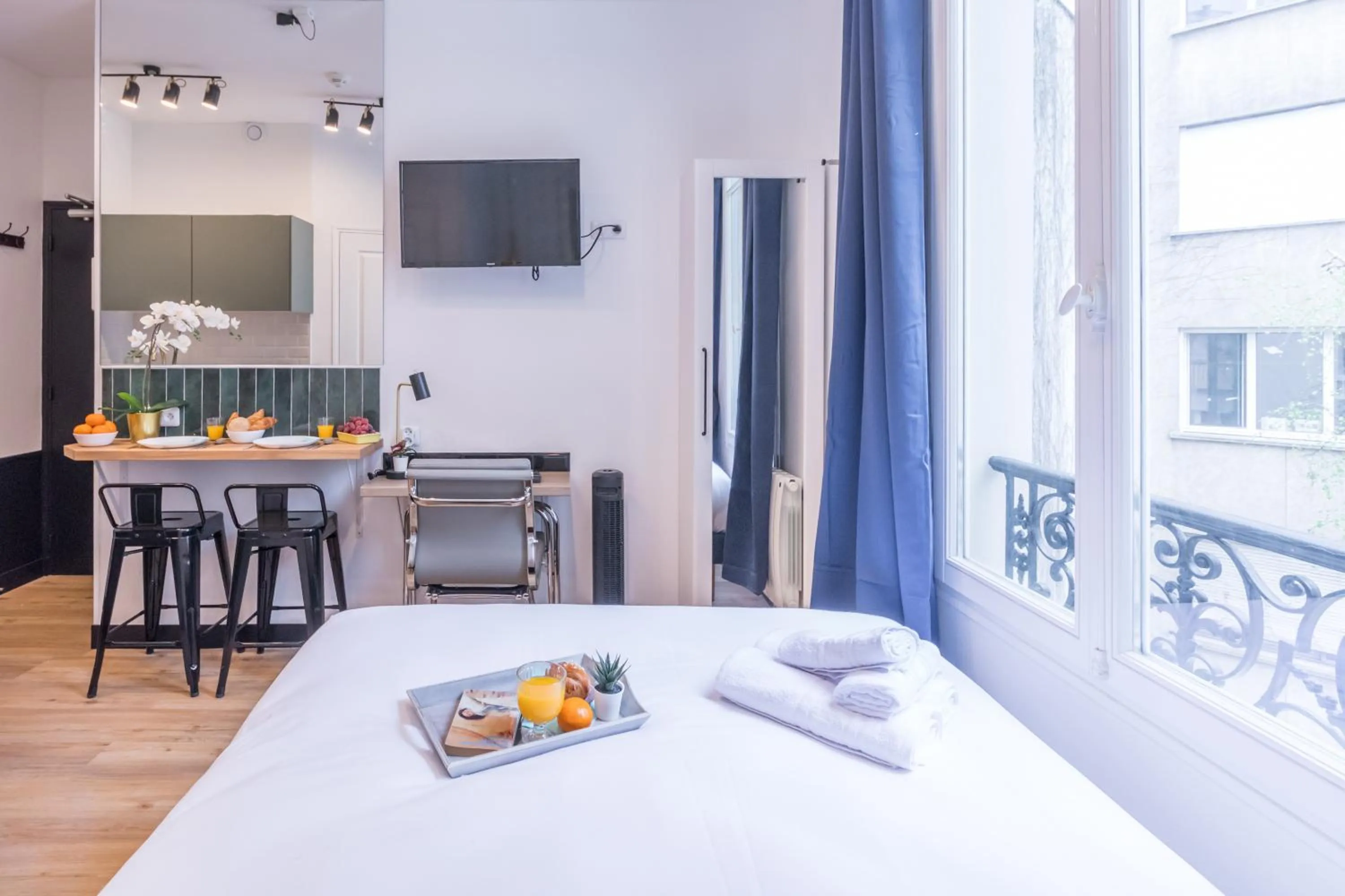 Bed in WS Champs-Elysées - Colomb