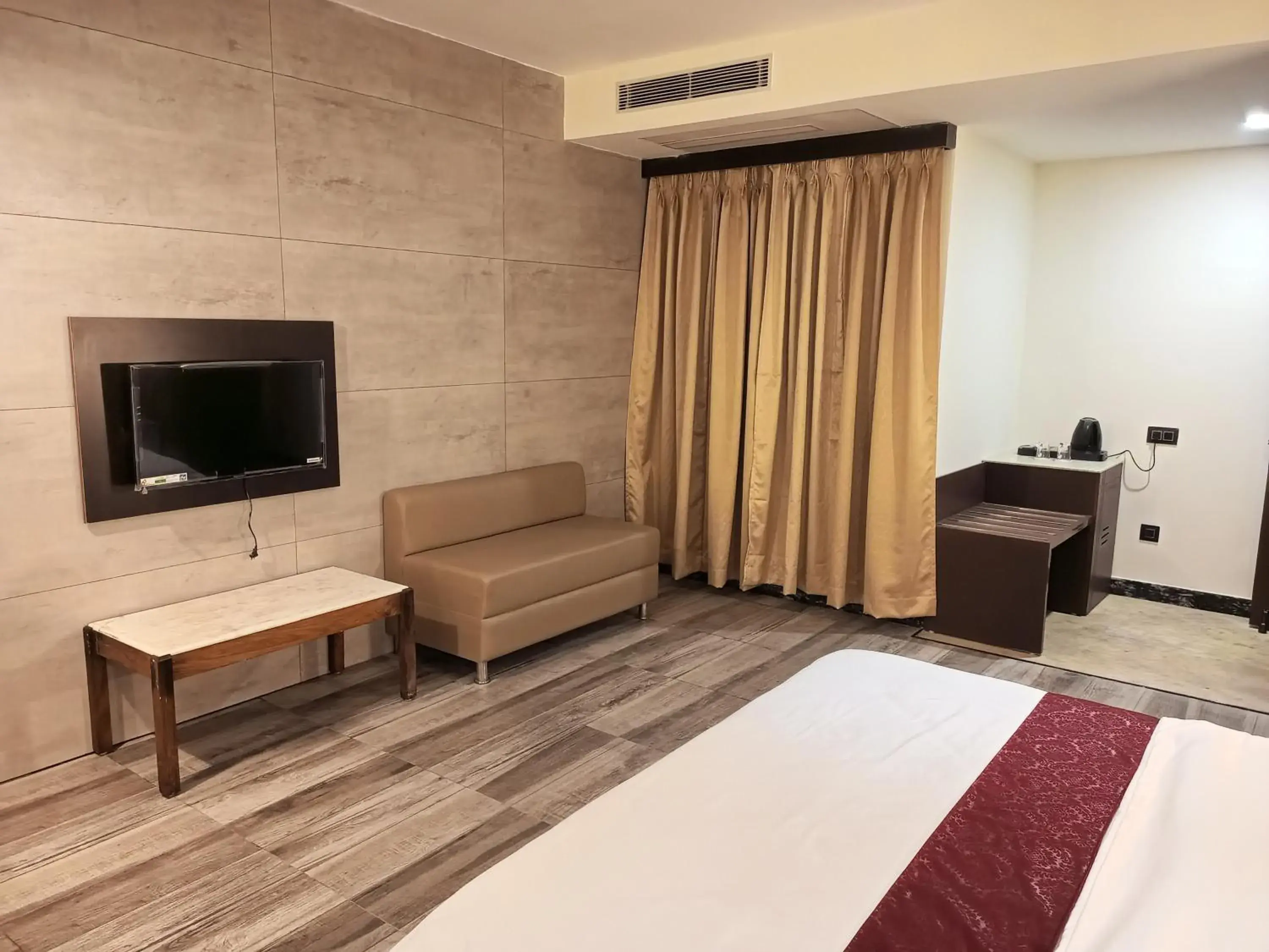 Communal lounge/ TV room, Bed in The Jamun Tree Communal lounge/ TV room, Bed in The Jamun Tree