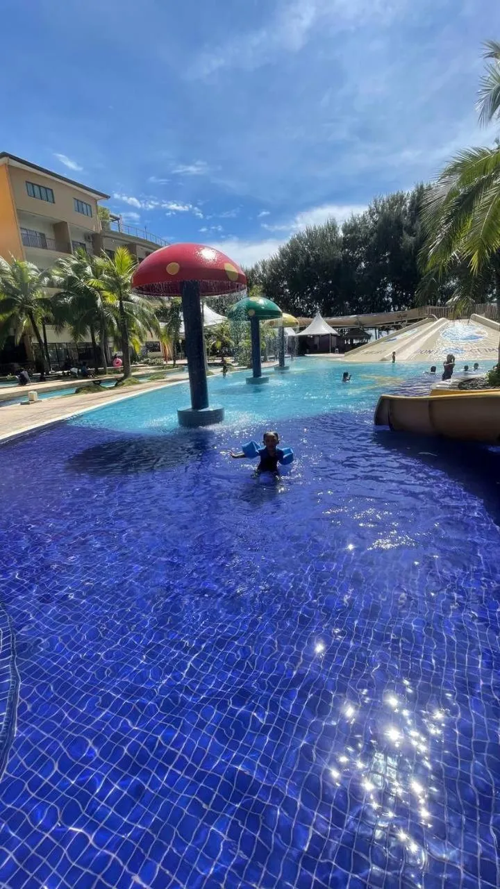 Swimming pool in GOLD COAST MORIB @ 3346