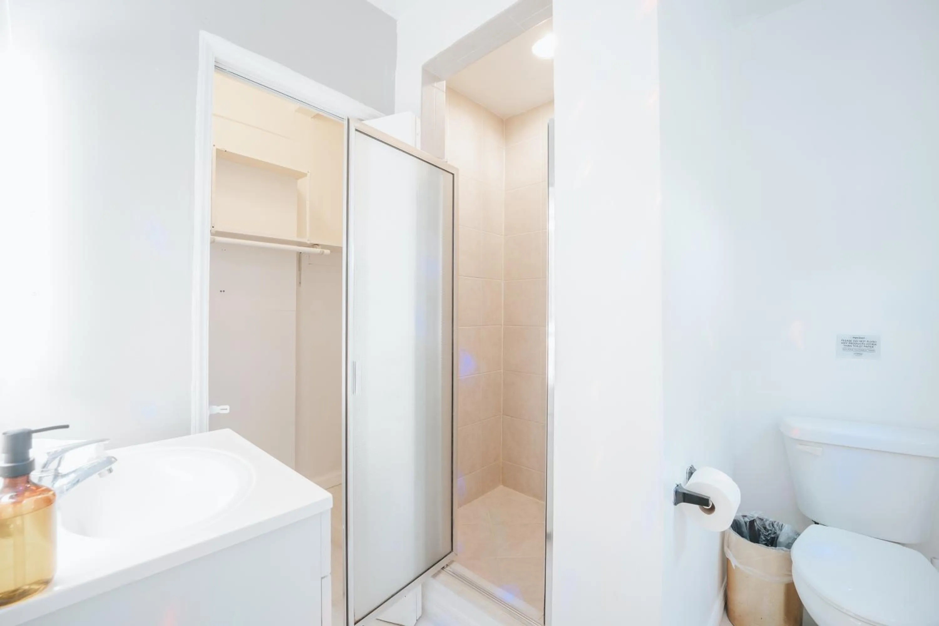 Shower in PRAIA Hotel Hollywood