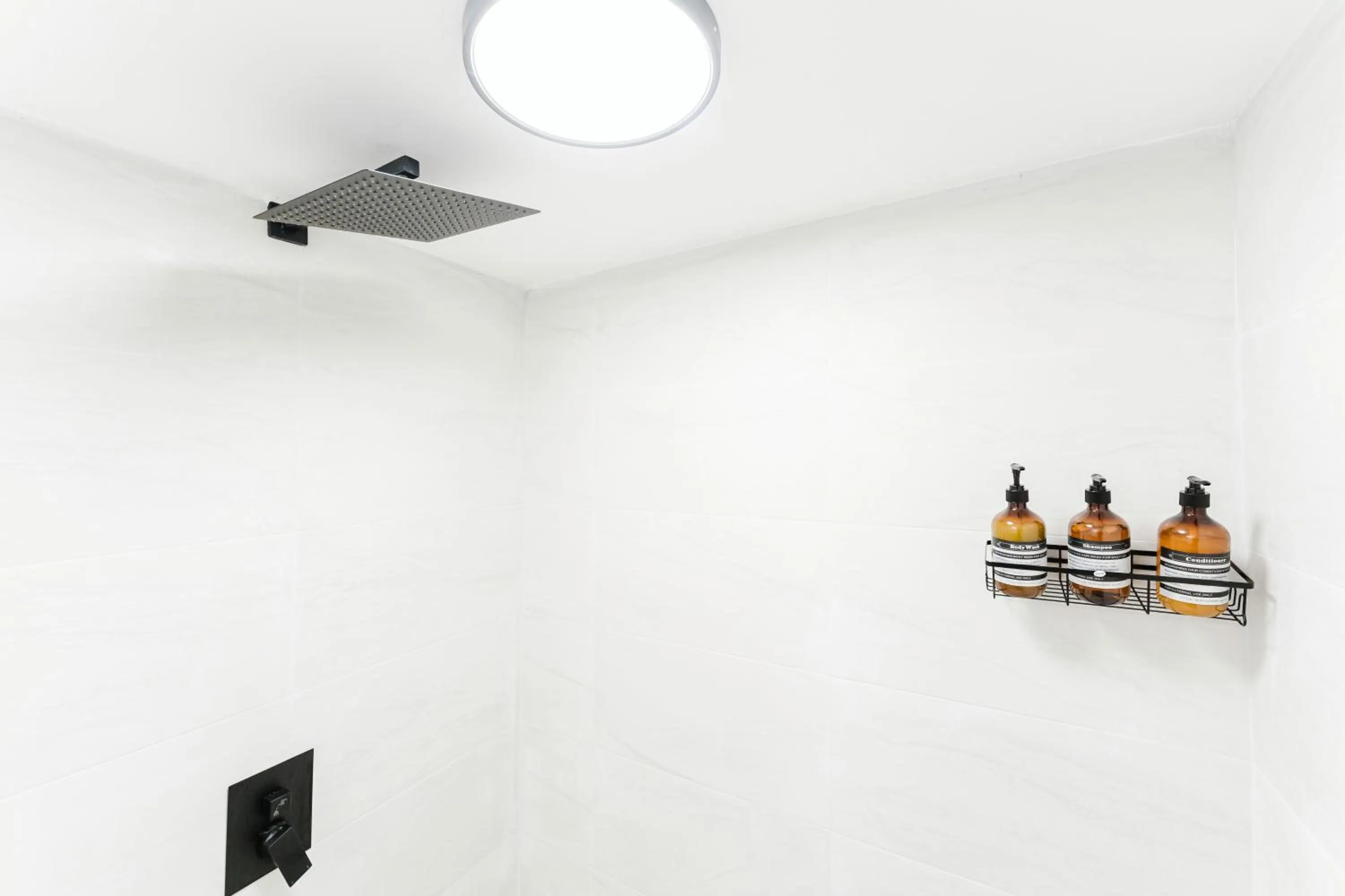 Shower in PRAIA Hotel Hollywood