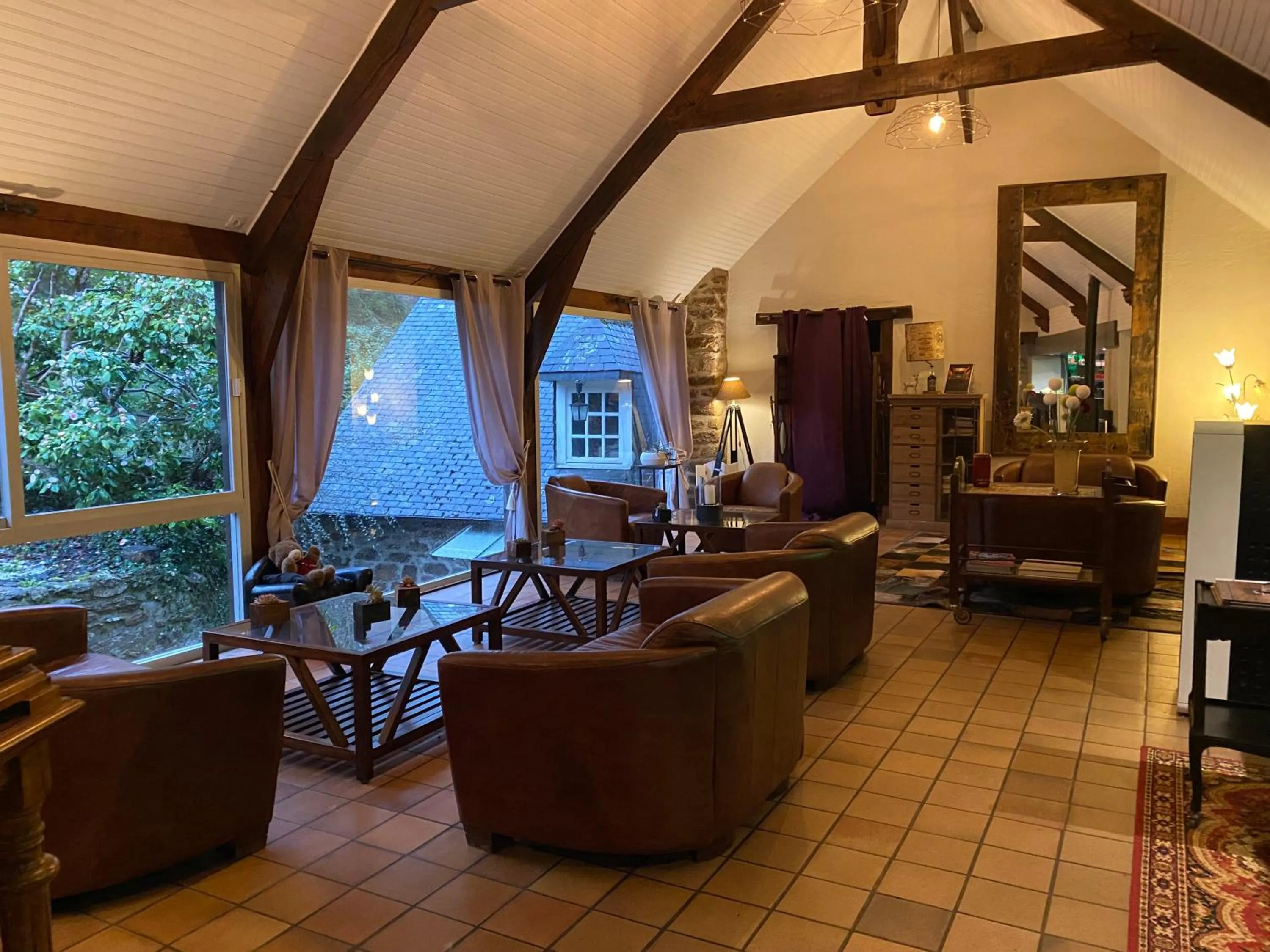 Lounge or bar in Les Moulins Du Duc ÉCOLODGE