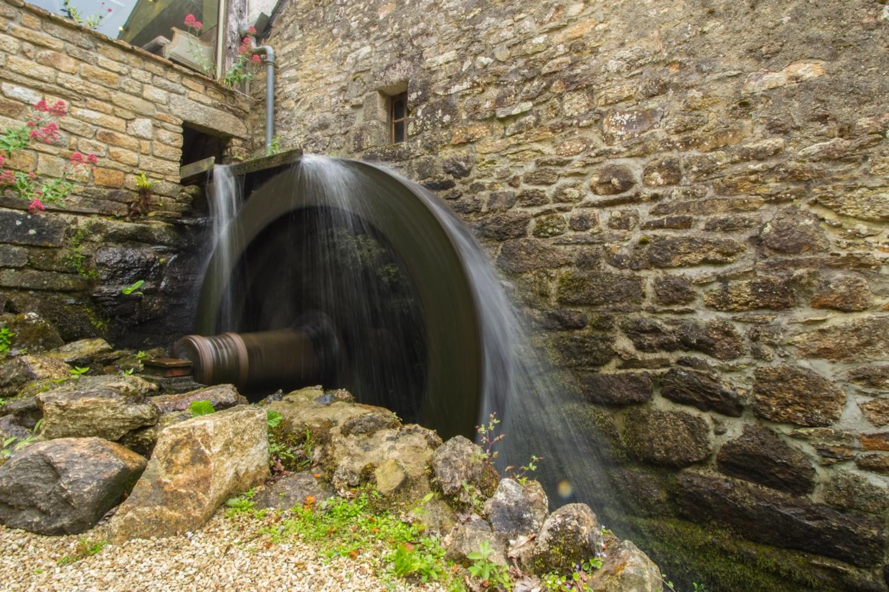 Property building in Les Moulins Du Duc ÉCOLODGE