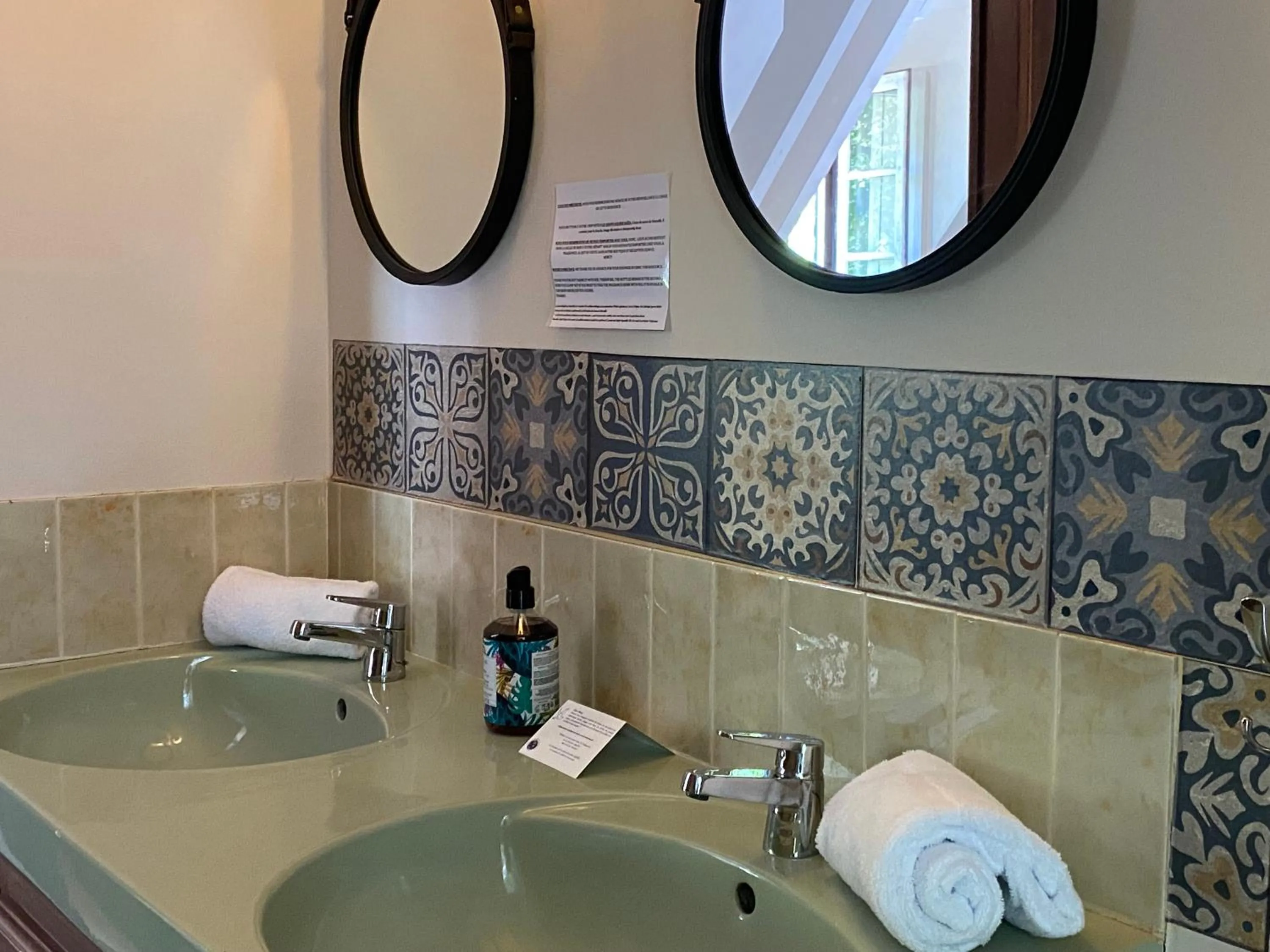 Bathroom in Les Moulins Du Duc ÉCOLODGE