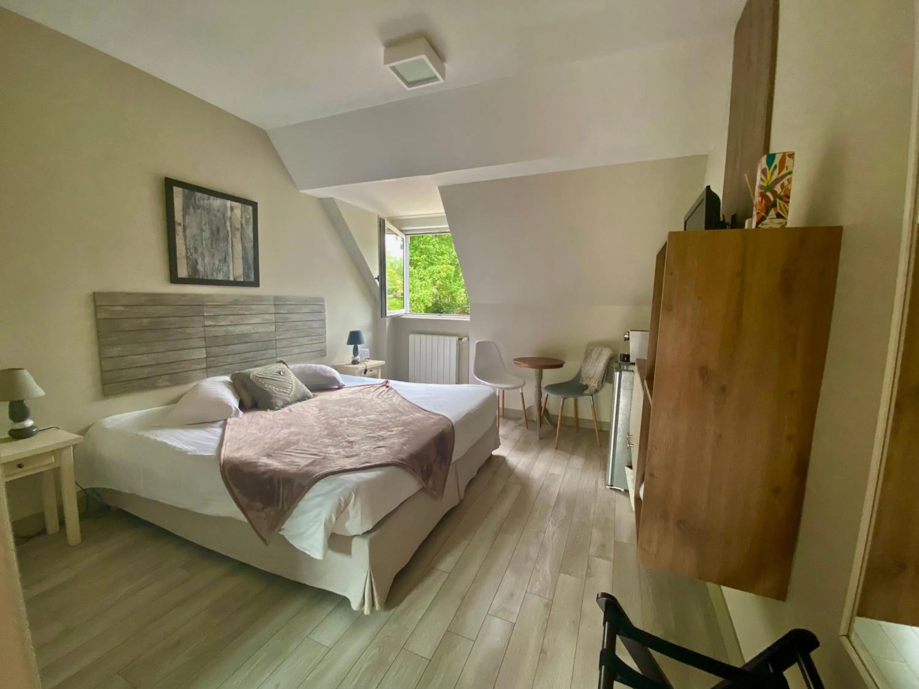 Photo of the whole room in Les Moulins Du Duc ÉCOLODGE