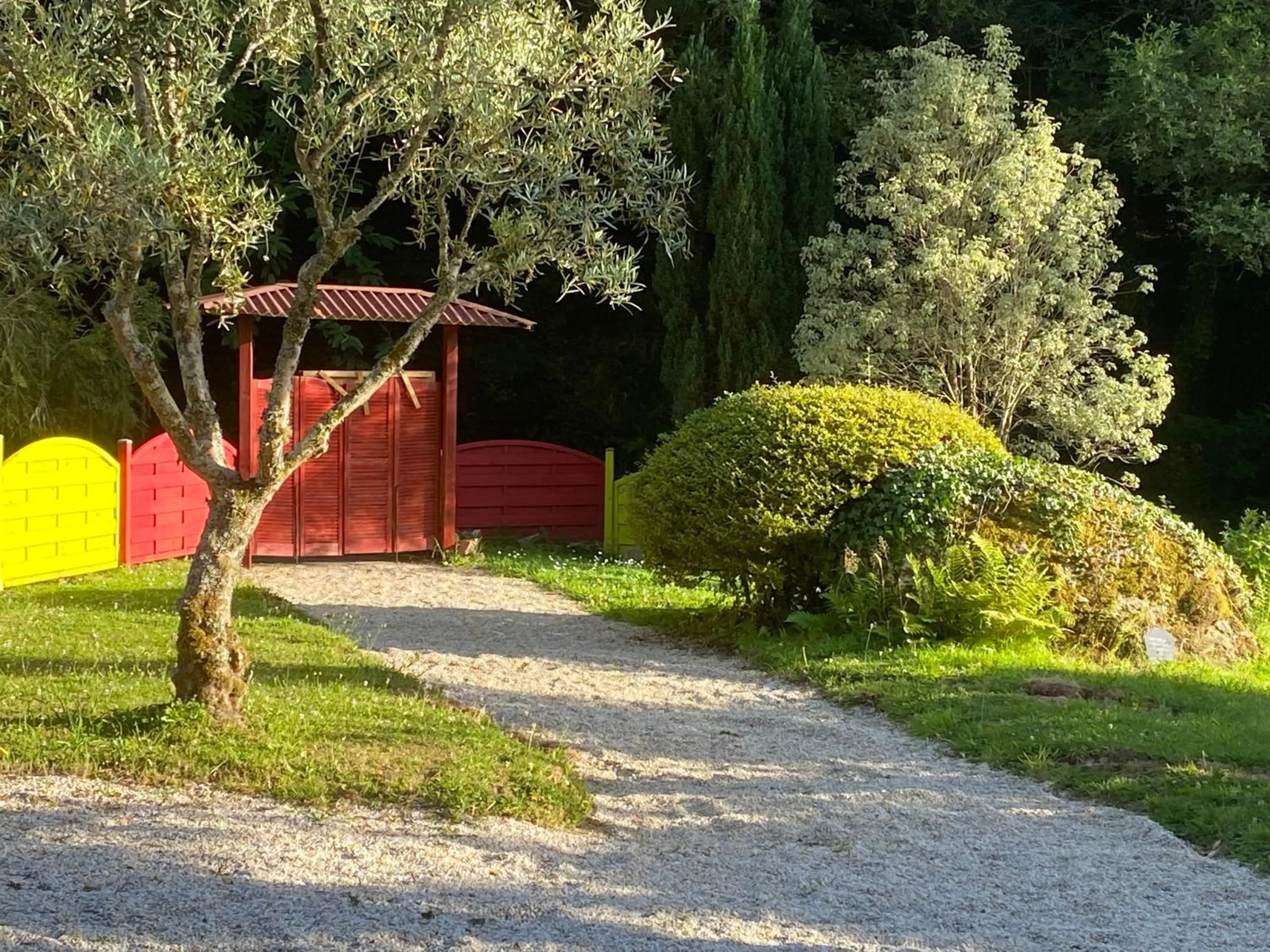 Garden in Les Moulins Du Duc ÉCOLODGE