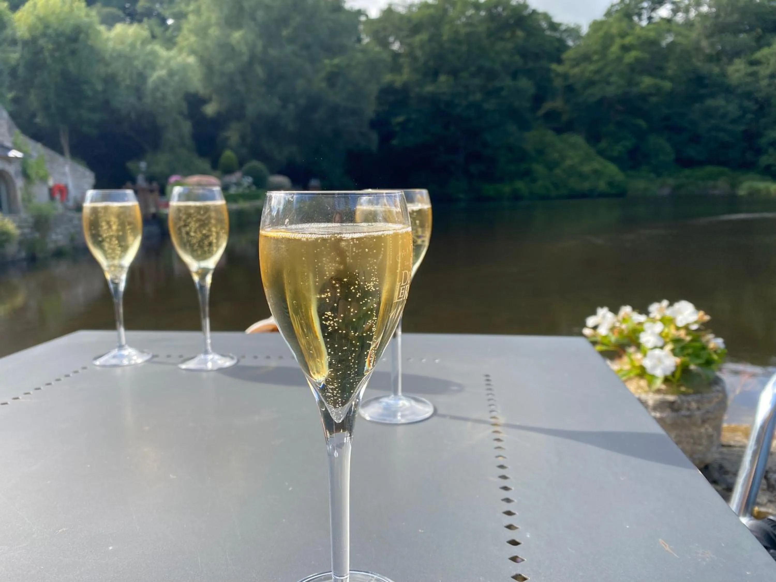 Natural landscape in Les Moulins Du Duc ÉCOLODGE