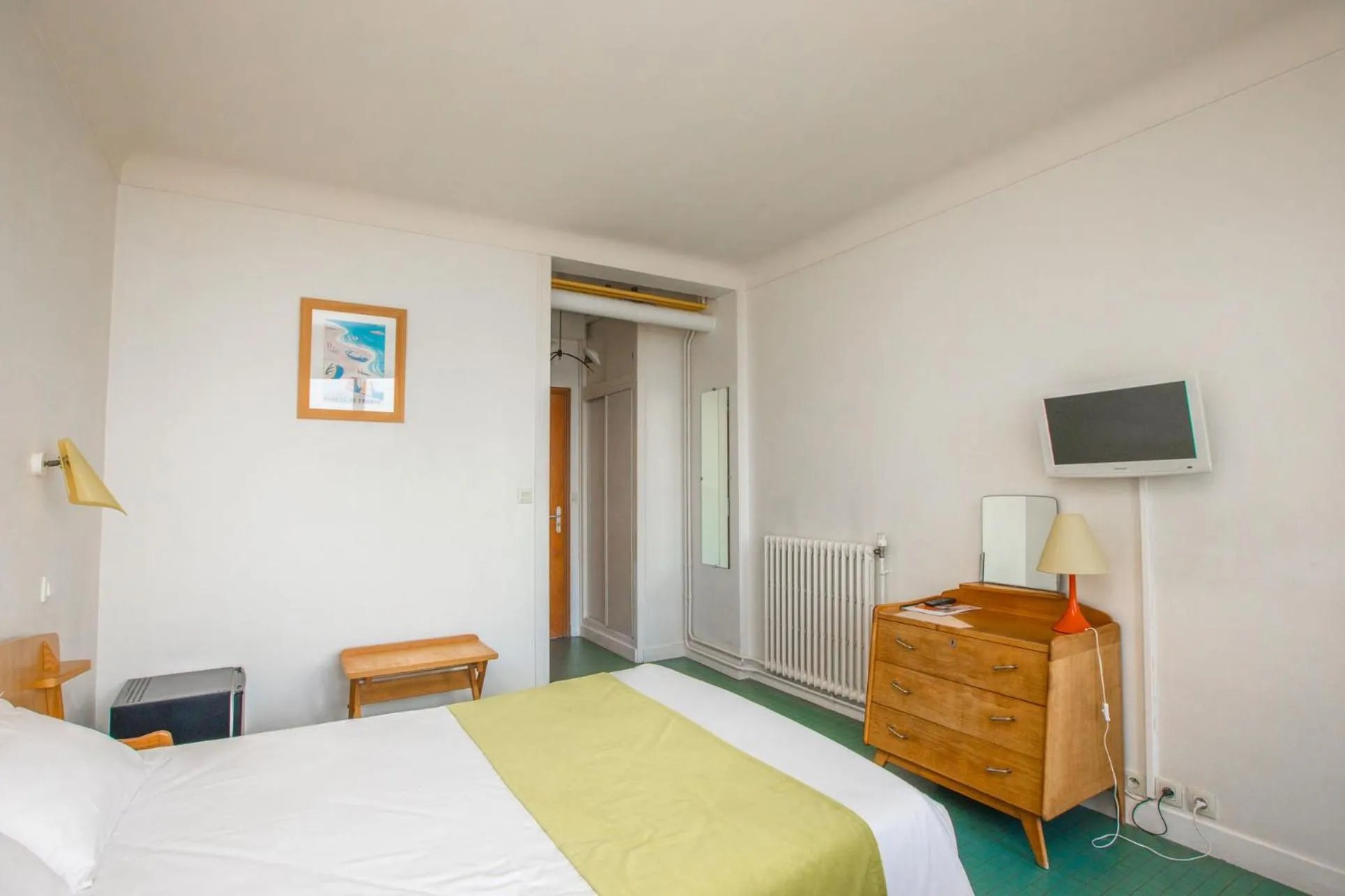 Bed in Hotel Le Trident Thyrsé