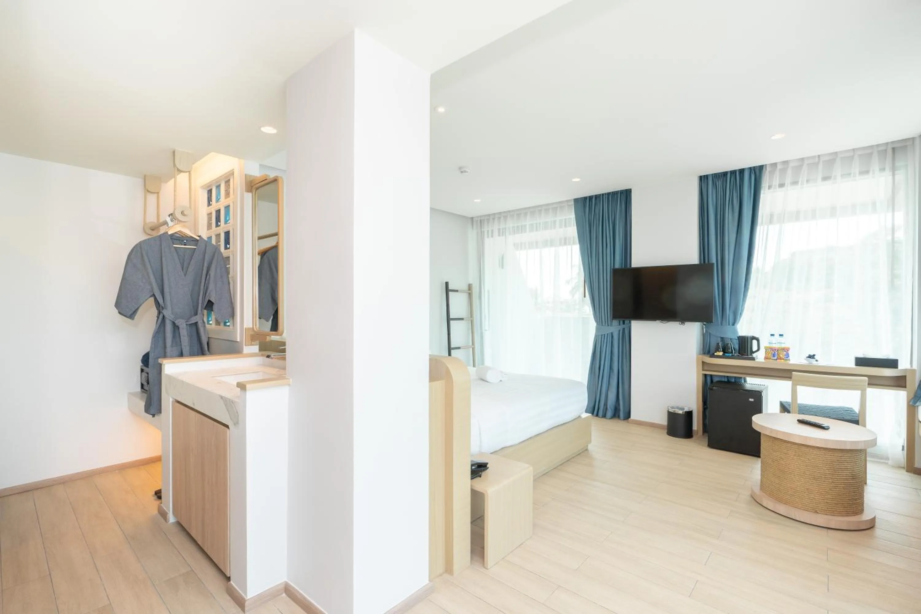 Communal lounge/ TV room in Panwaburi Beachfront Resort - SHA Extra Plus