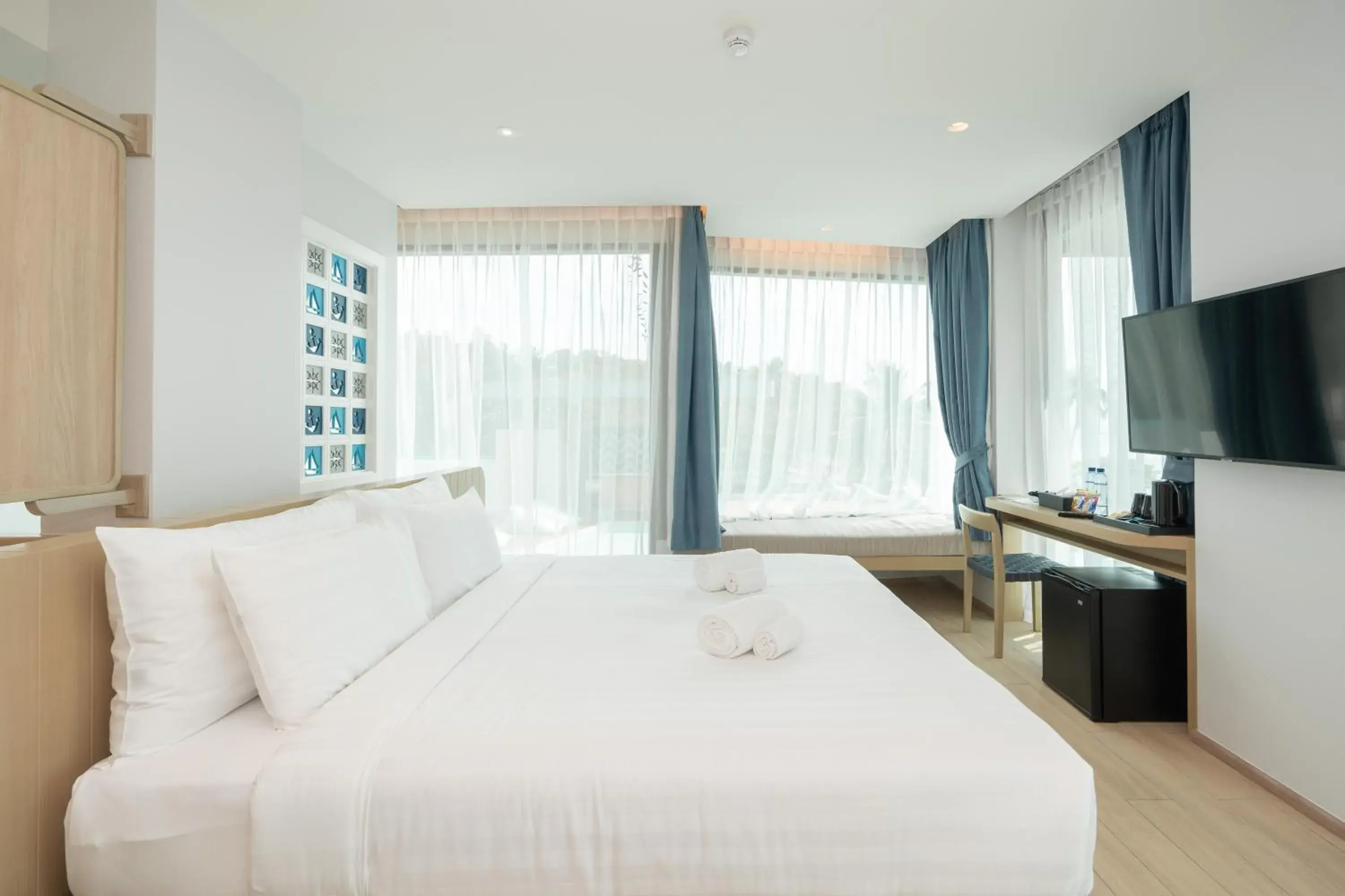 TV and multimedia, Bed in Panwaburi Beachfront Resort - SHA Extra Plus TV and multimedia, Bed in Panwaburi Beachfront Resort - SHA Extra Plus