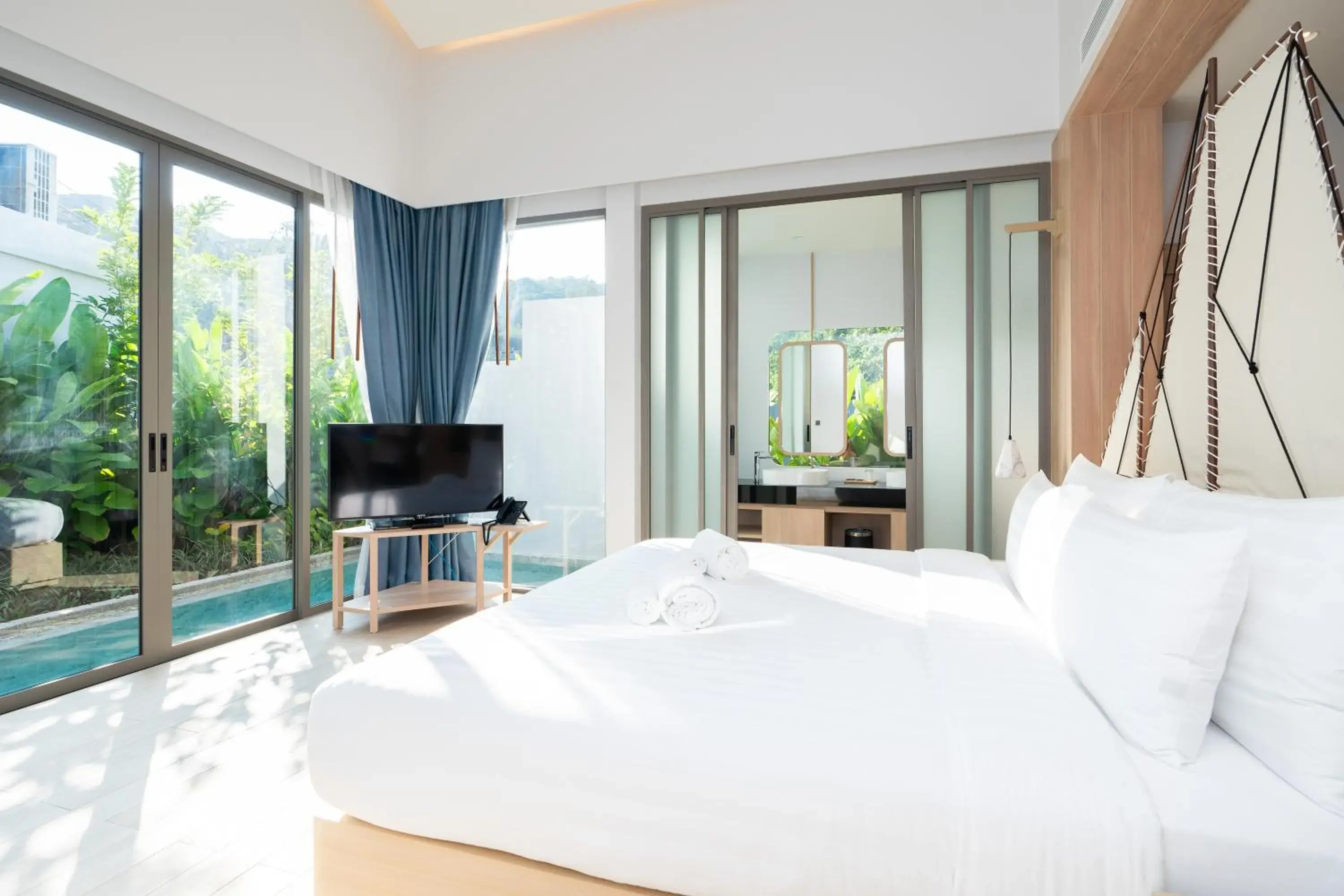 Photo of the whole room, Bed in Panwaburi Beachfront Resort - SHA Extra Plus Photo of the whole room, Bed in Panwaburi Beachfront Resort - SHA Extra Plus