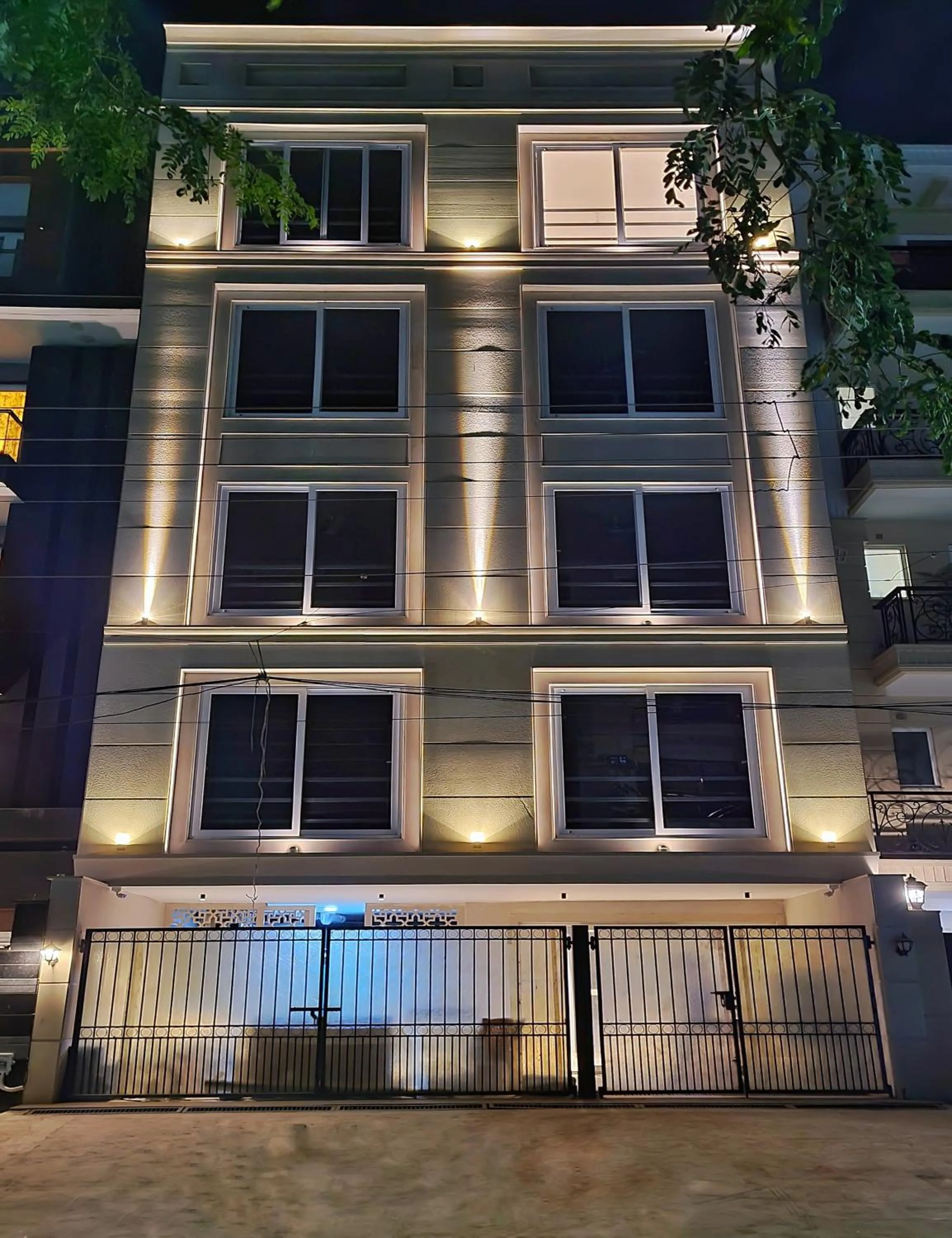 Facade/entrance in ROSASTAYS Gurugram Golf Course