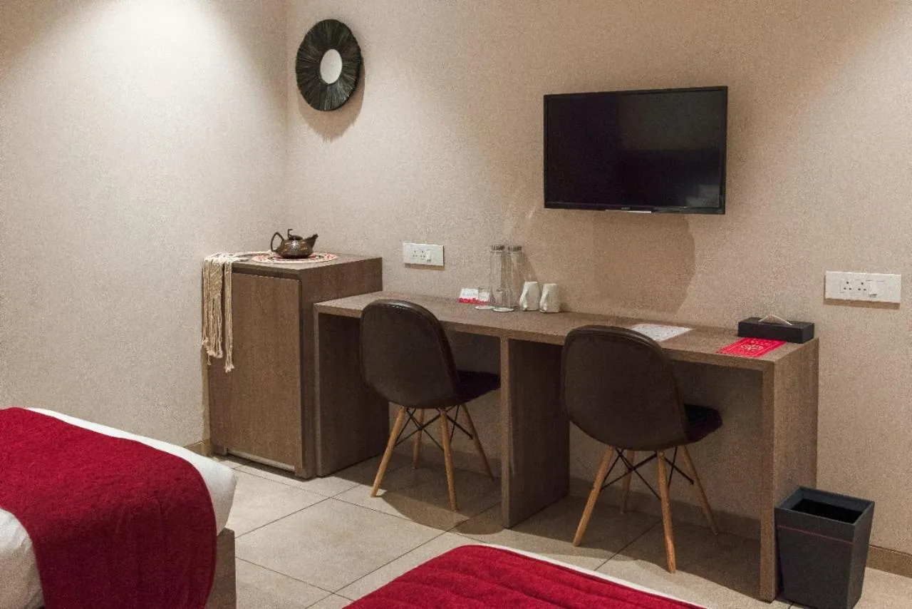 Coffee/tea facilities, Bed in ROSASTAYS Gurugram Golf Course