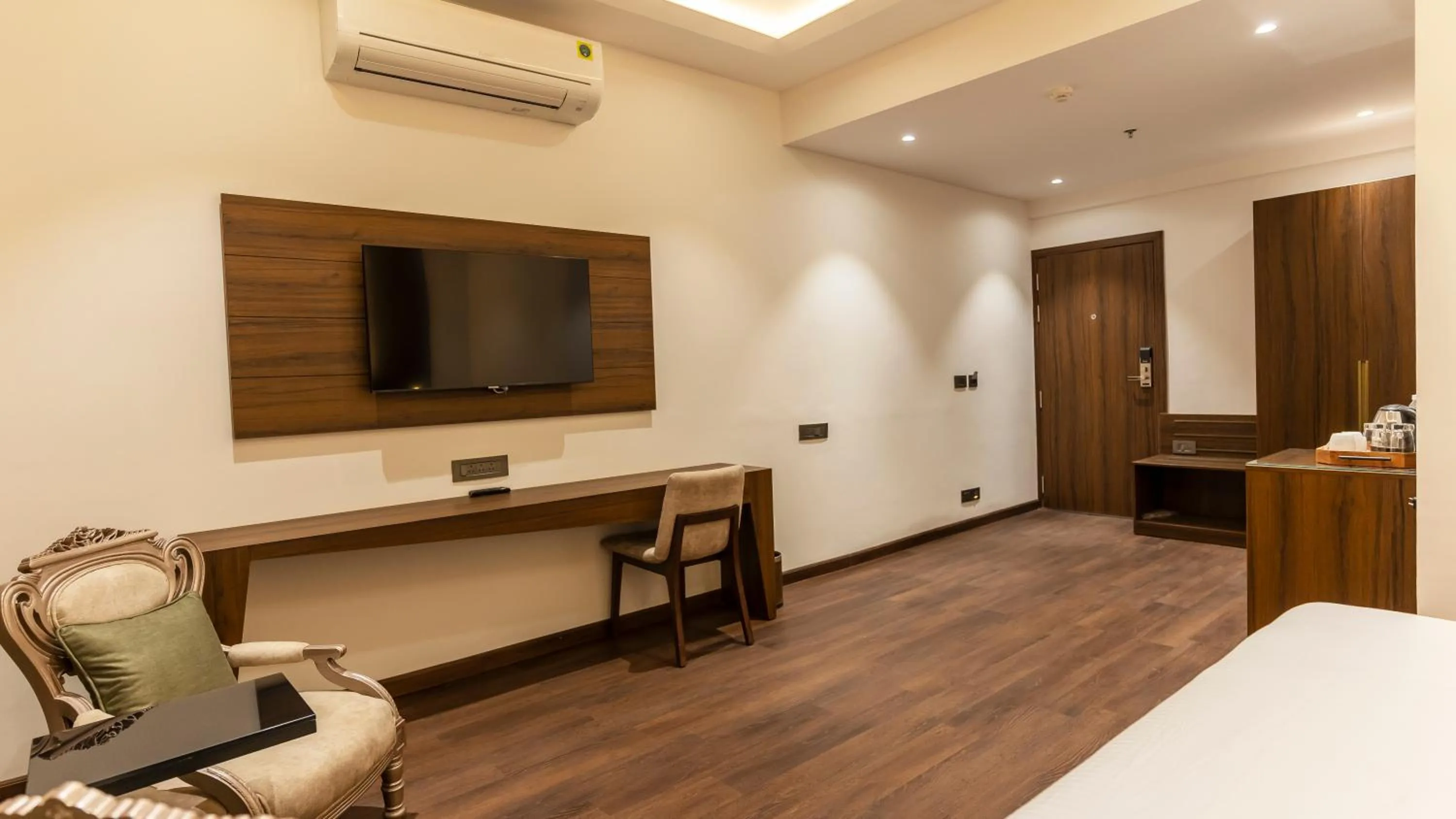 TV and multimedia, Bed in Aura Boutique Hotel