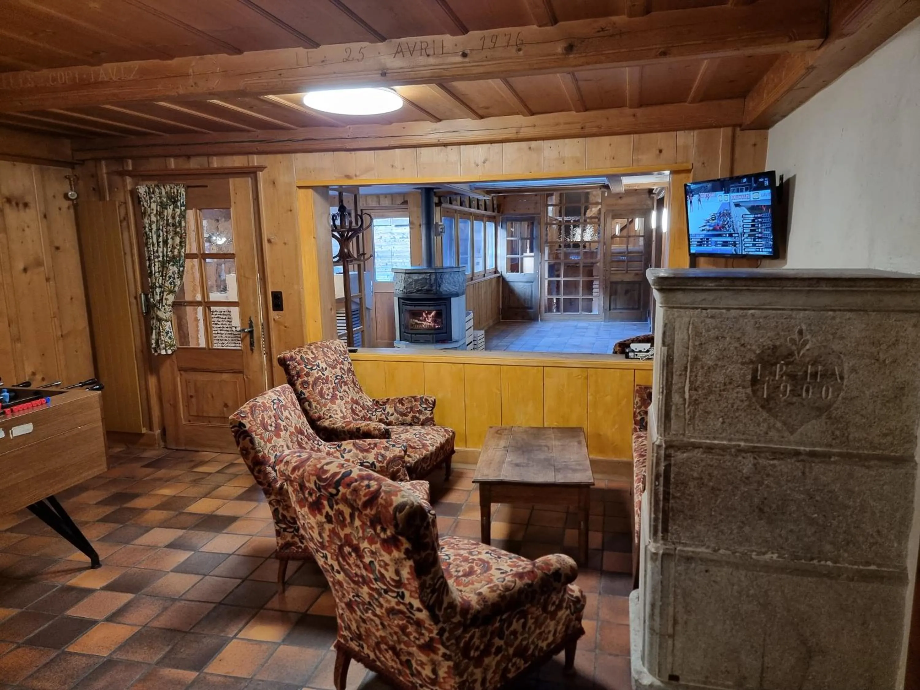 Communal lounge/ TV room in Le Catogne