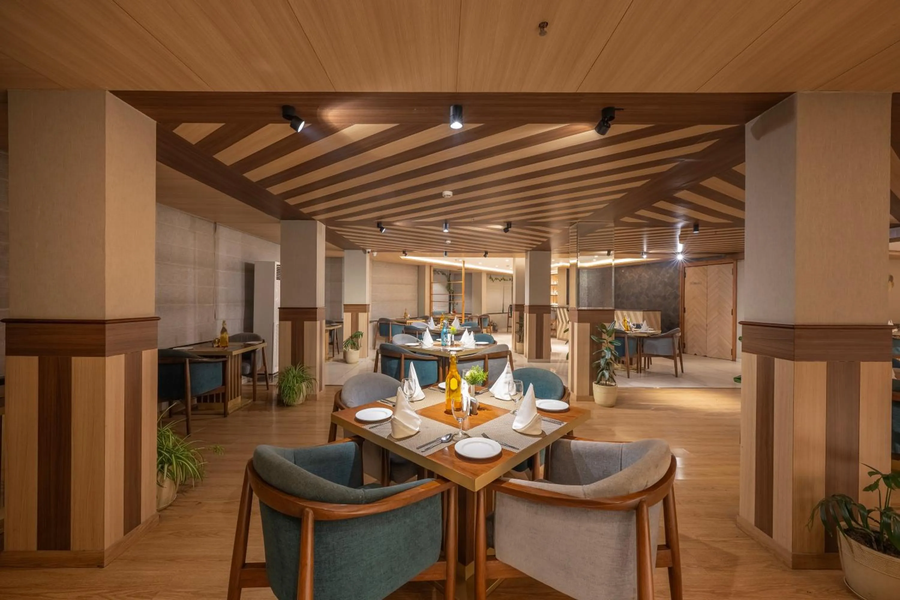 Restaurant/places to eat in Snow Valley Heights