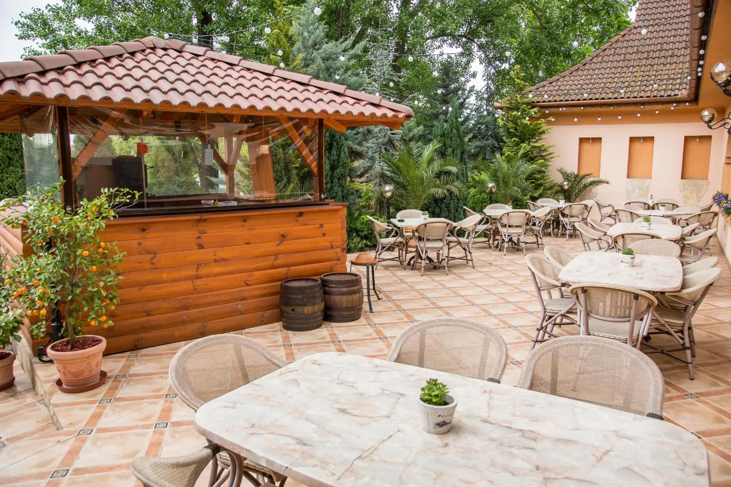 Restaurant/places to eat in Platan Garden Rooms & Restaurant