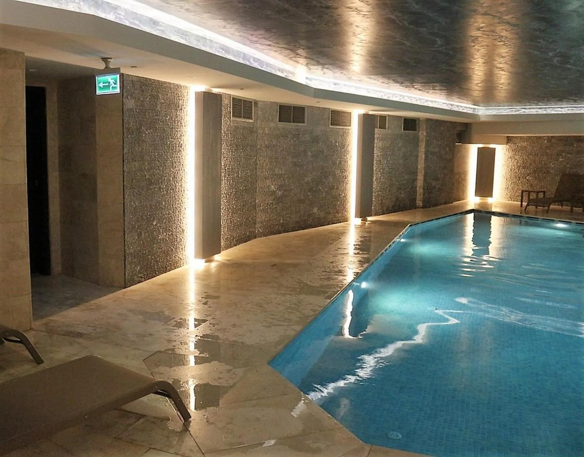 Swimming pool in BENESTA BEYOGLU