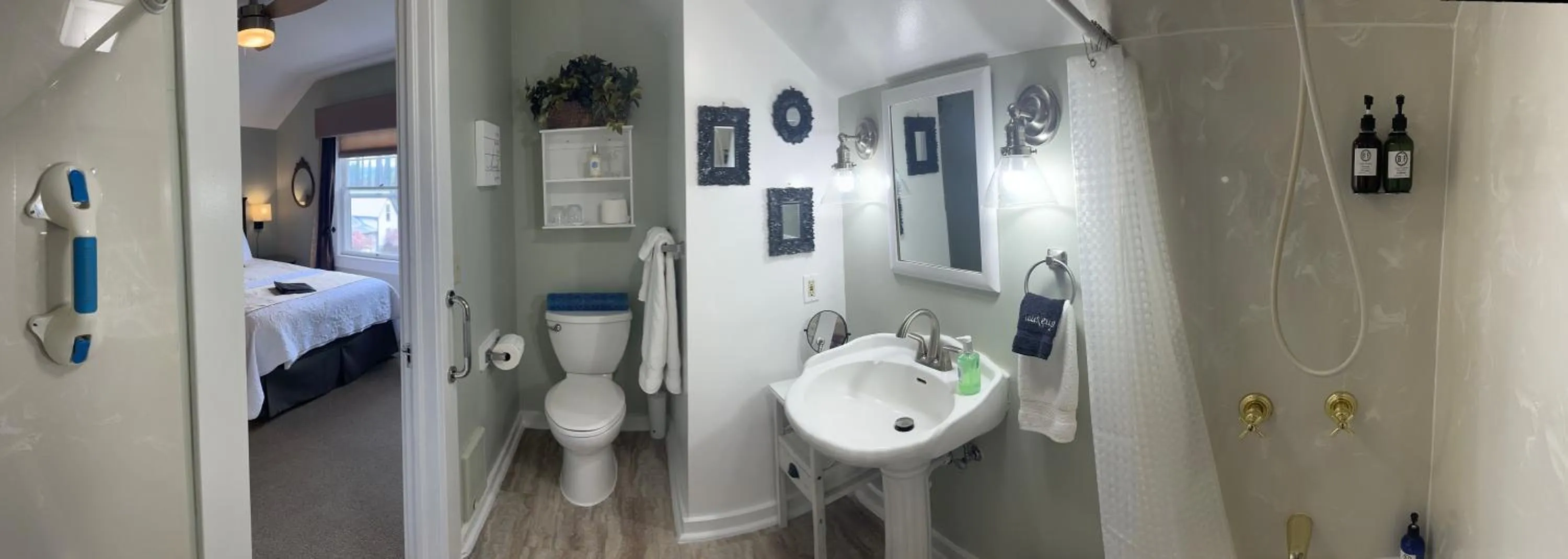 Bathroom in Bayberry Inn B&B and Oregon Wellness Retreat