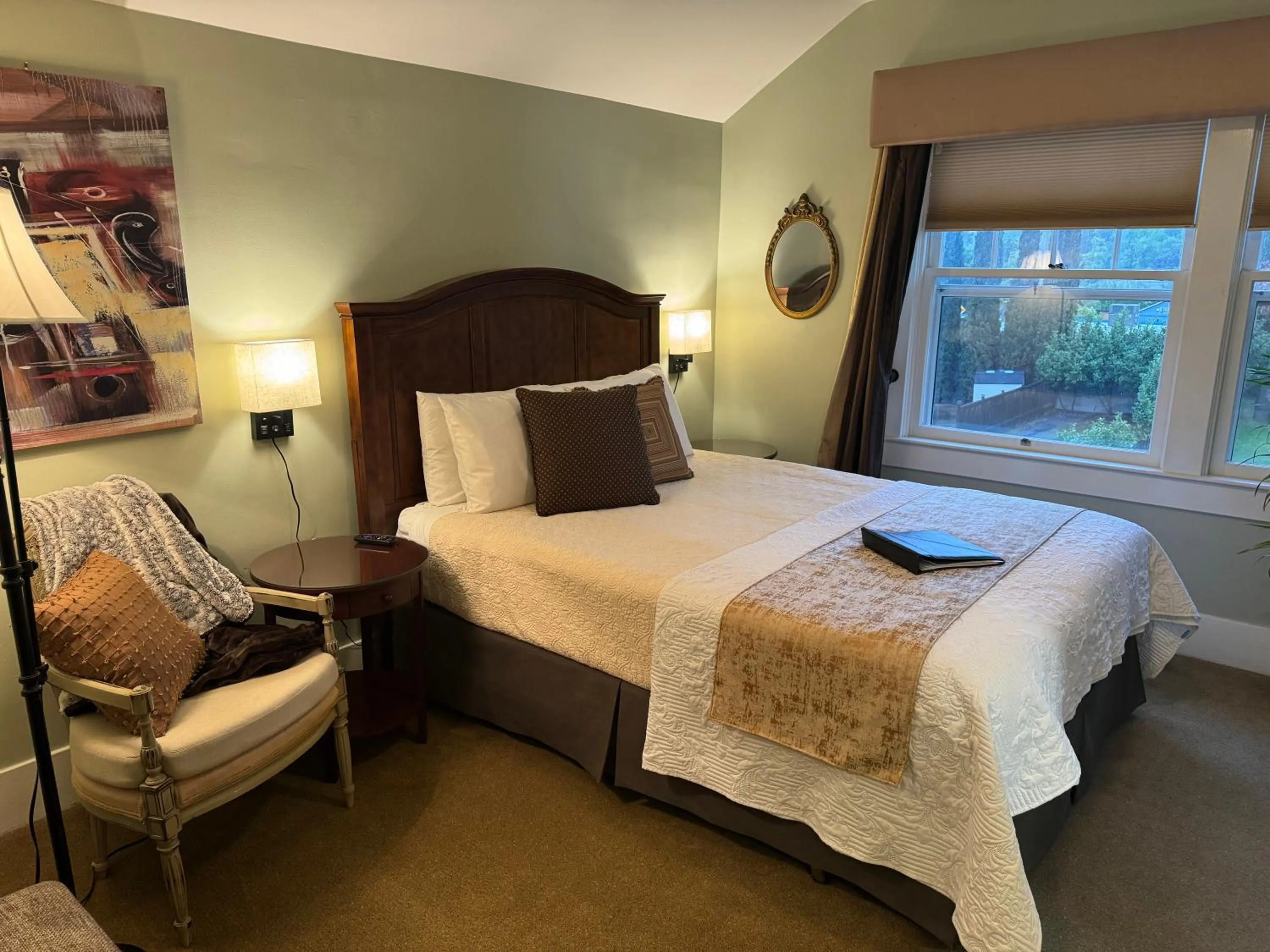 Bed in Bayberry Inn B&B and Oregon Wellness Retreat