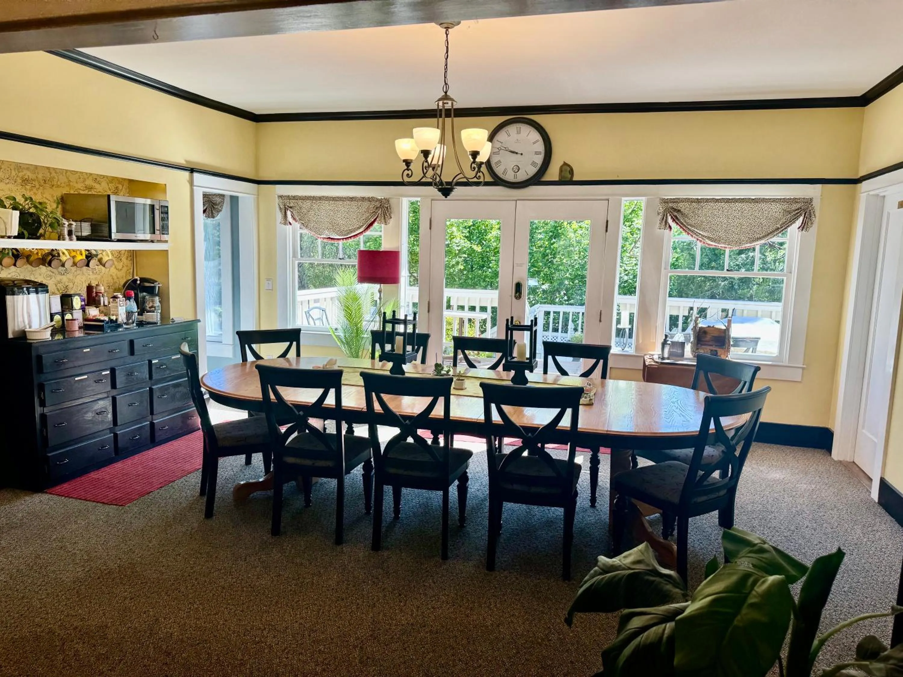 Dining area in Bayberry Inn B&B and Oregon Wellness Retreat
