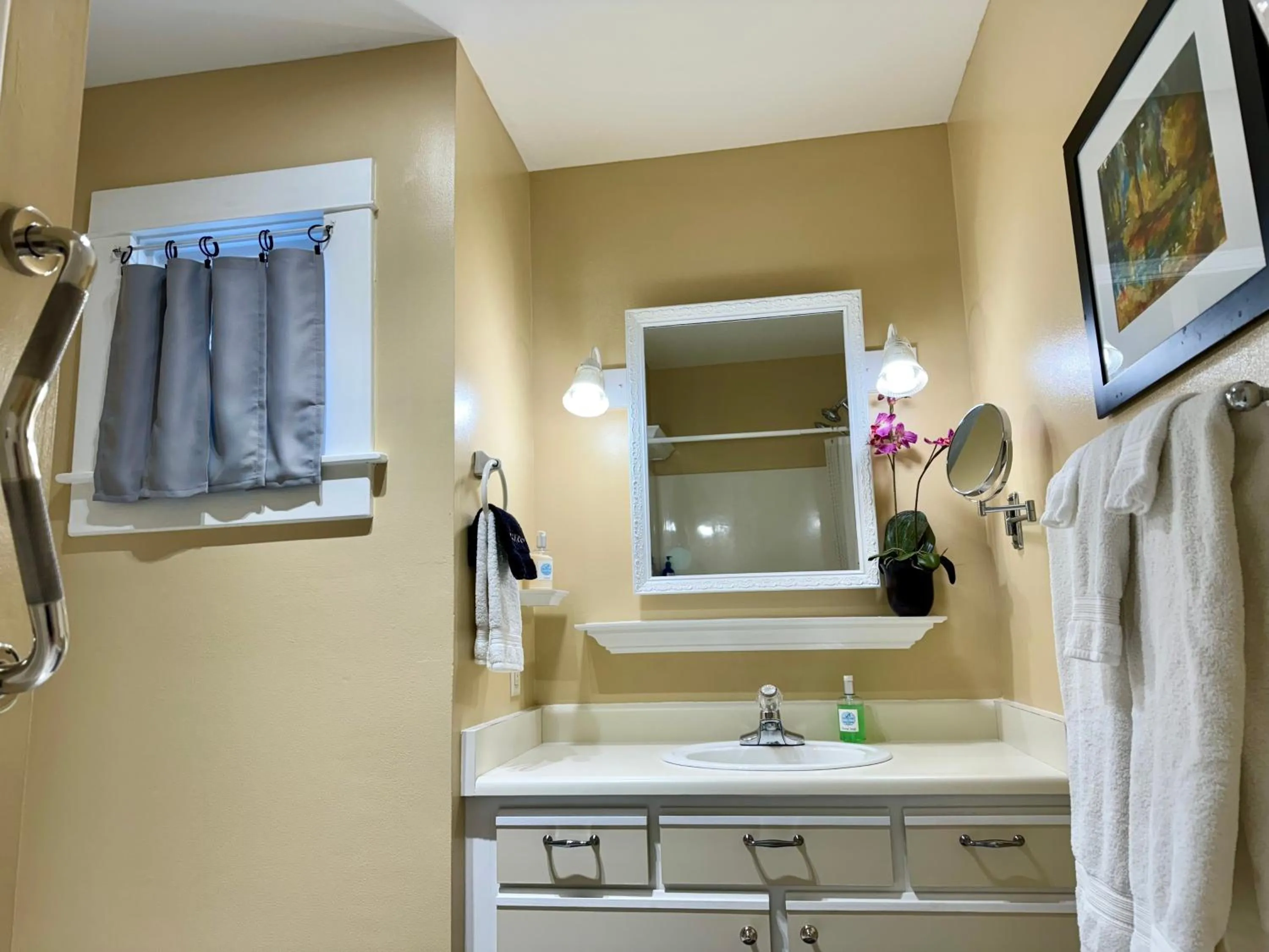 Bathroom in Bayberry Inn B&B and Oregon Wellness Retreat