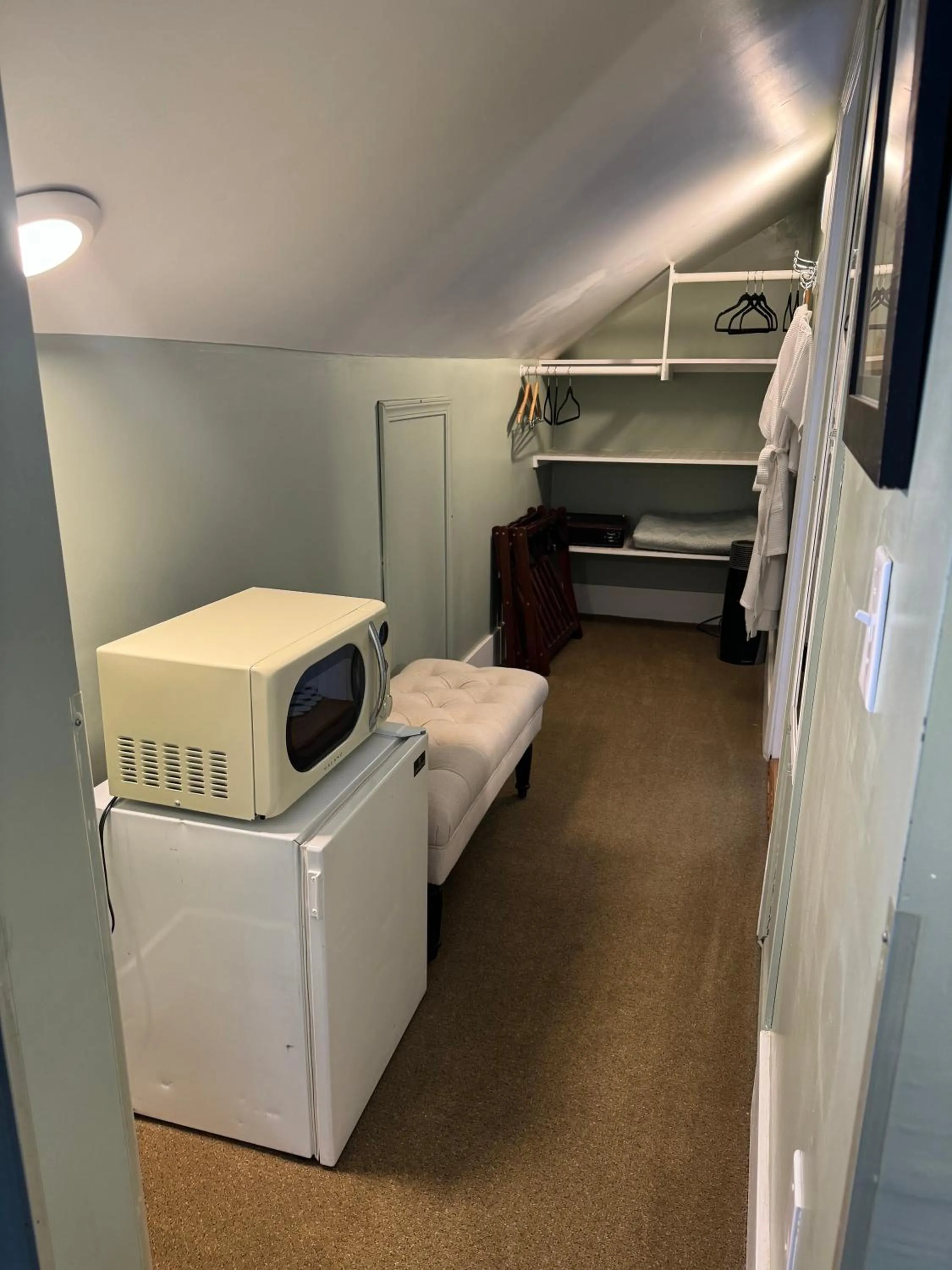 microwave, Bed in Bayberry Inn B&B and Oregon Wellness Retreat