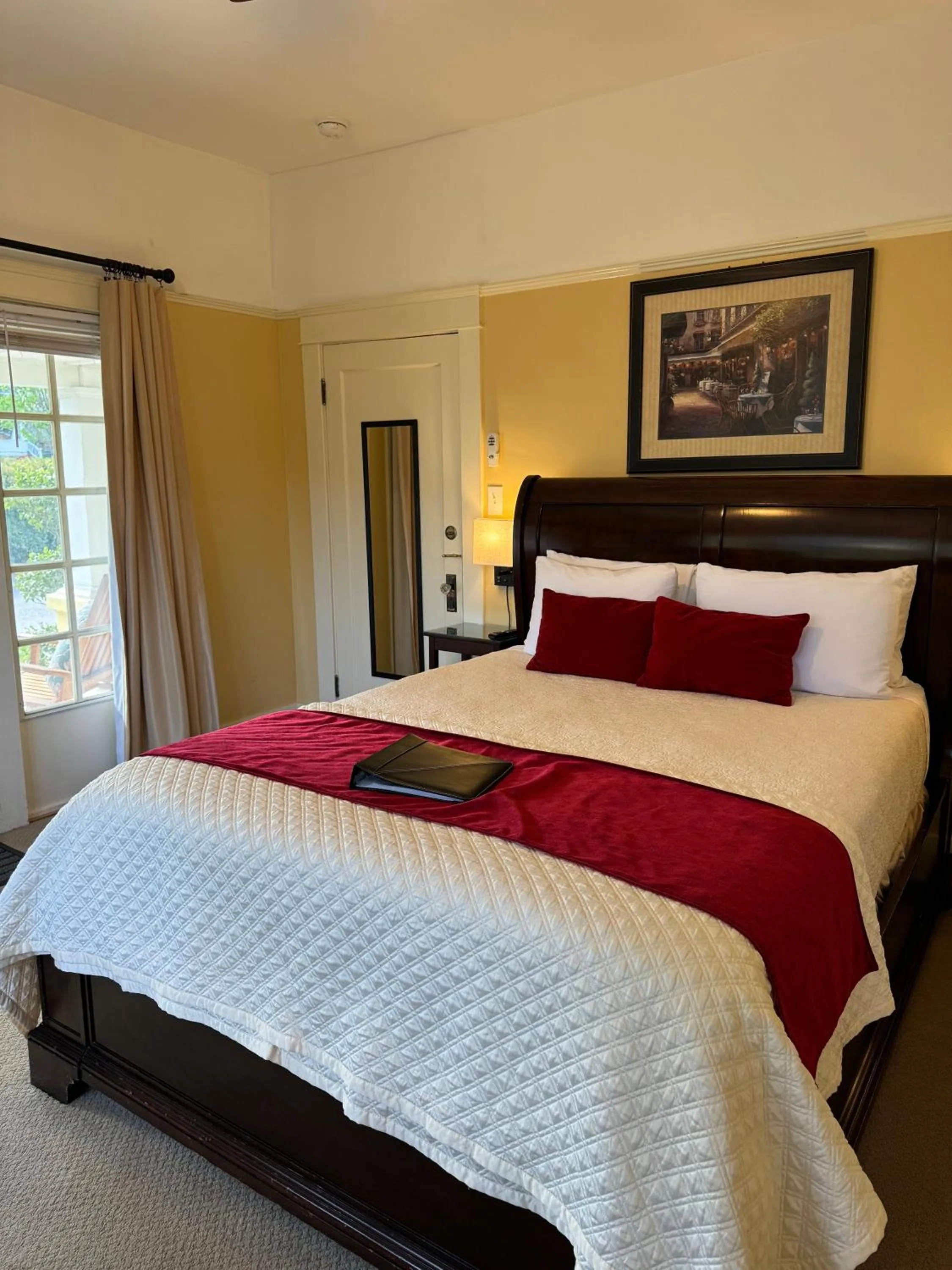 Bed in Bayberry Inn B&B and Oregon Wellness Retreat