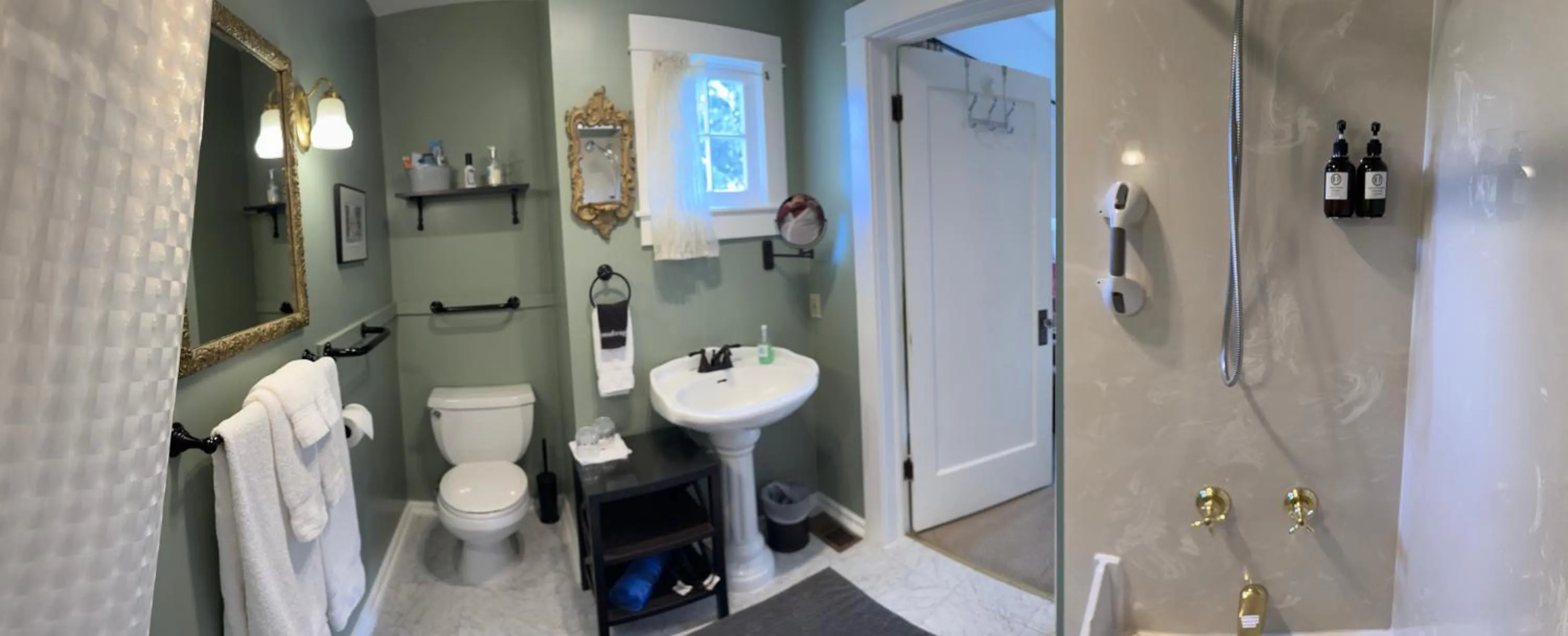 Bathroom in Bayberry Inn B&B and Oregon Wellness Retreat