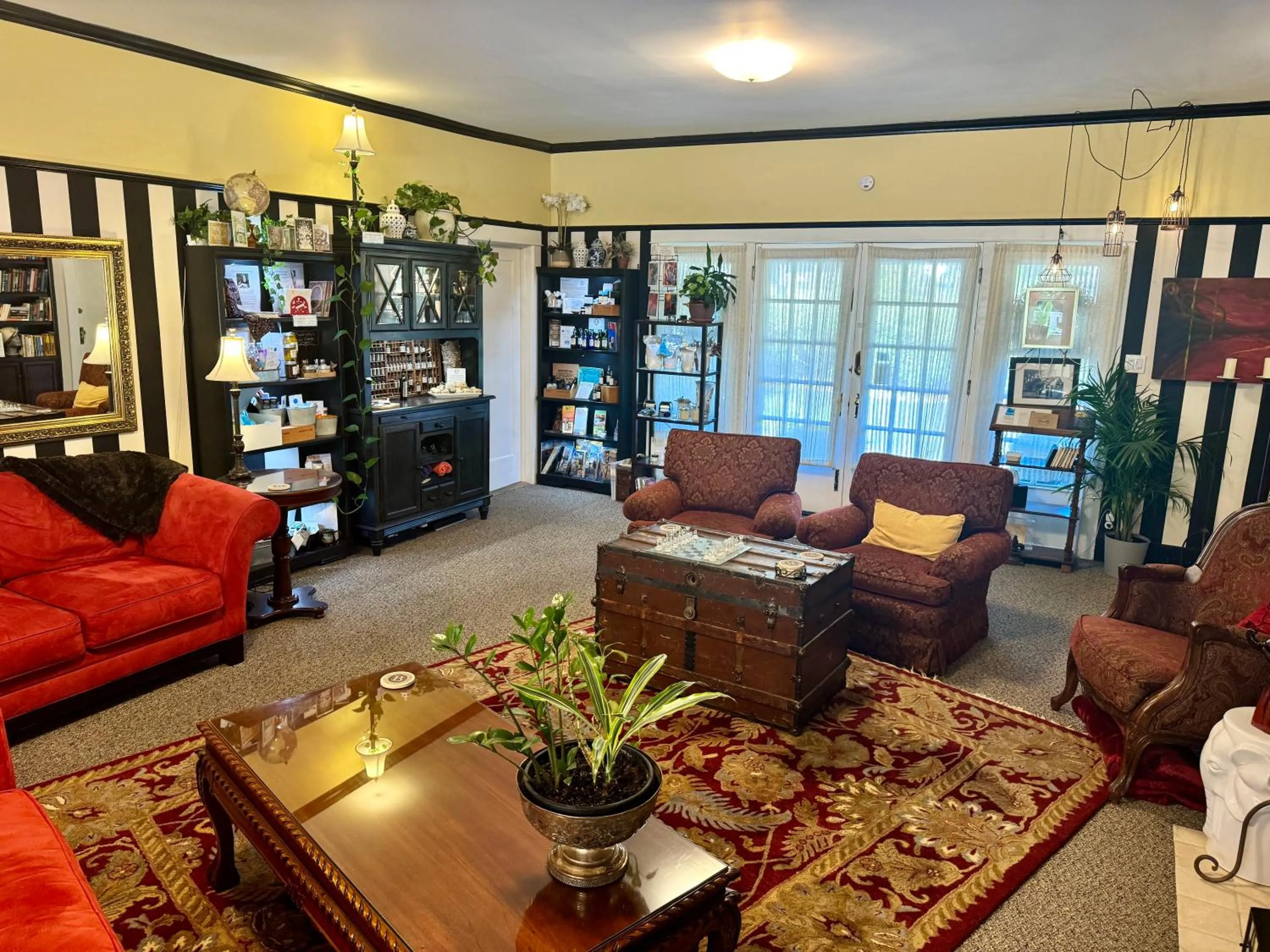 Communal lounge/ TV room in Bayberry Inn B&B and Oregon Wellness Retreat