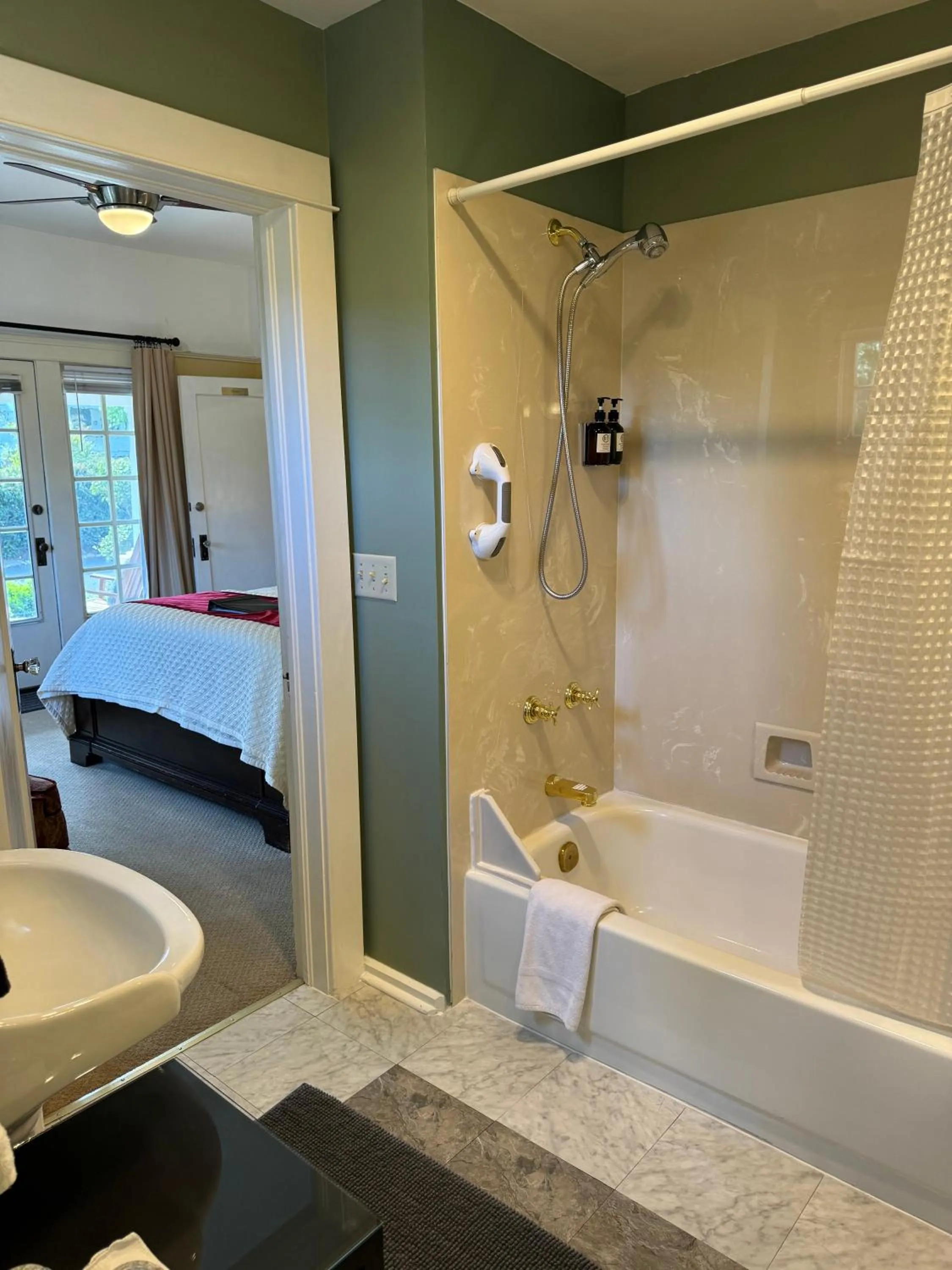 Bathroom in Bayberry Inn B&B and Oregon Wellness Retreat