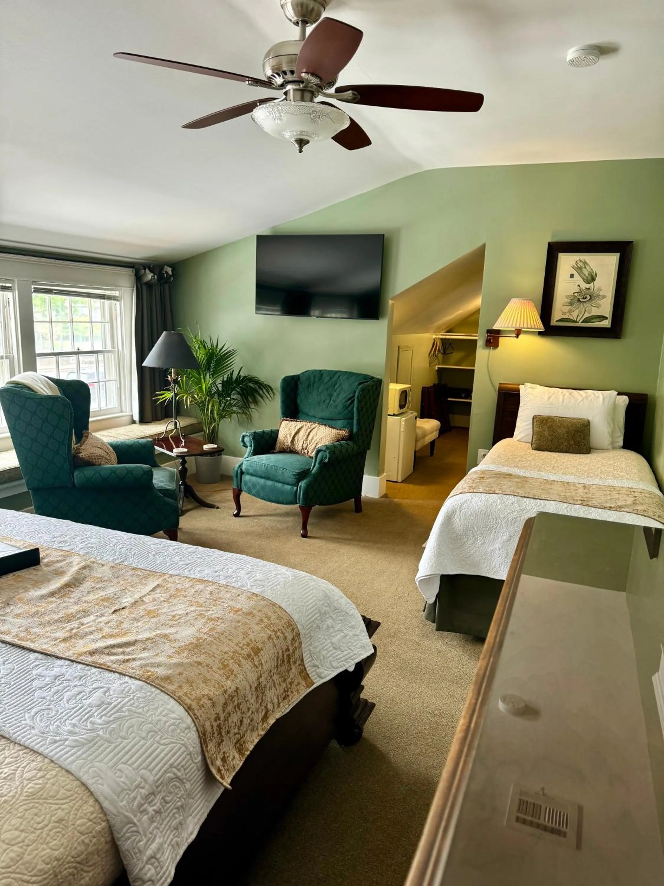 TV and multimedia, Bed in Bayberry Inn B&B and Oregon Wellness Retreat