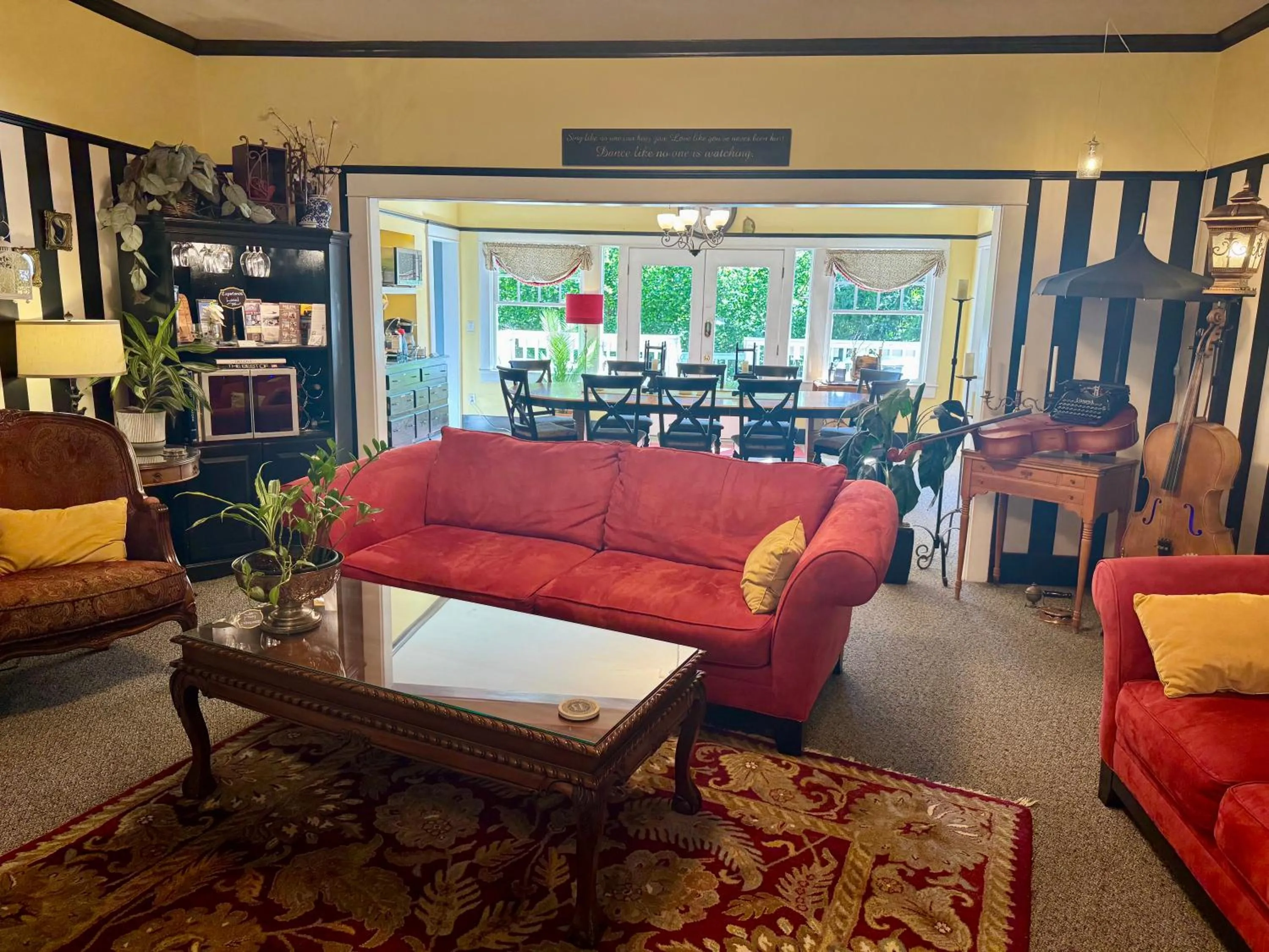 Communal lounge/ TV room in Bayberry Inn B&B and Oregon Wellness Retreat