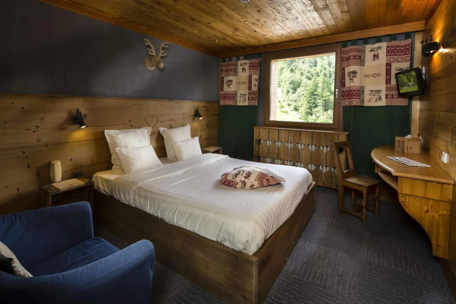 Photo of the whole room, Bed in Chalet Hôtel & Spa Le Collet