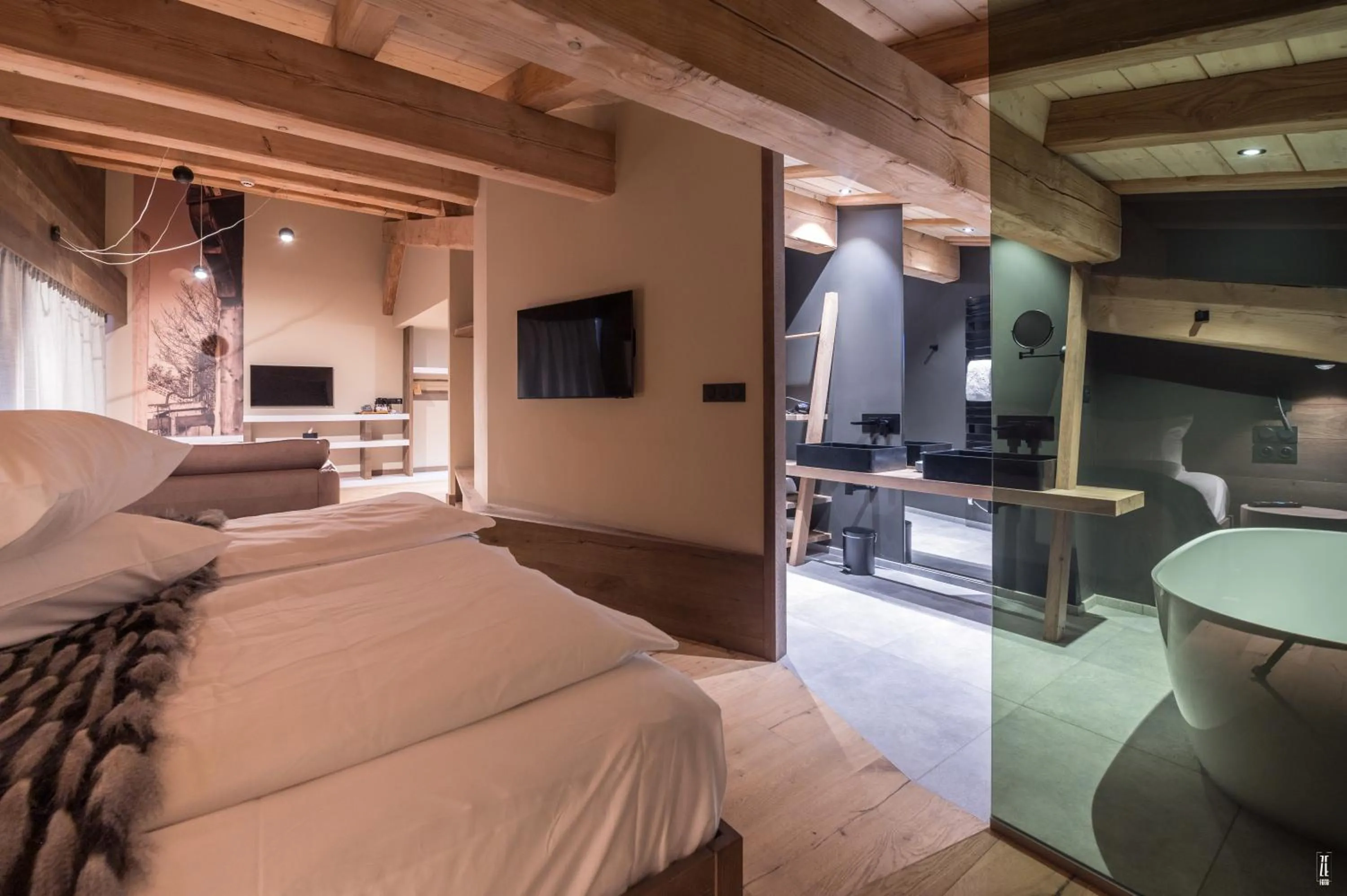 Photo of the whole room, Bed in Chalet Hôtel & Spa Le Collet