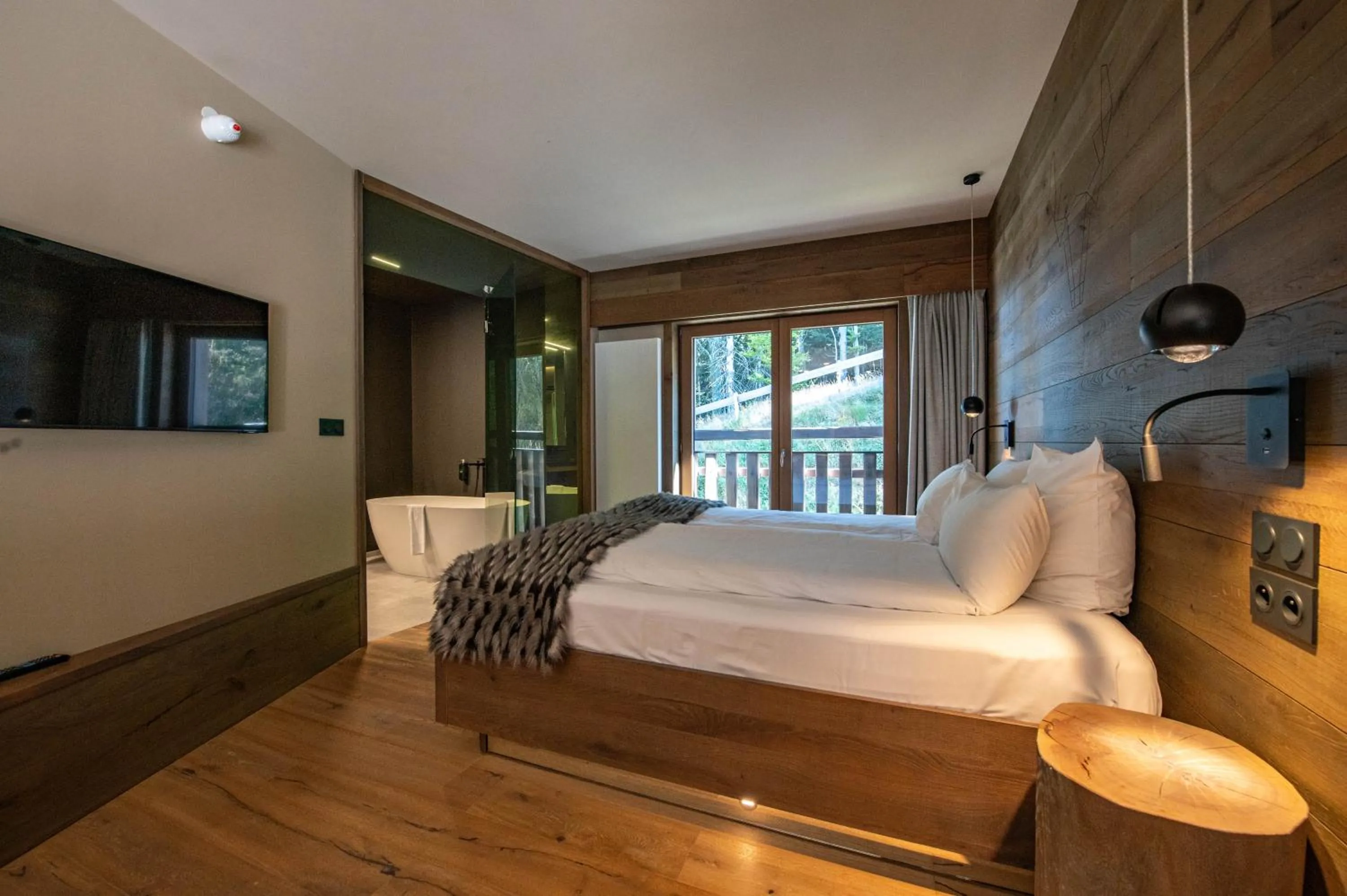 Photo of the whole room, Bed in Chalet Hôtel & Spa Le Collet