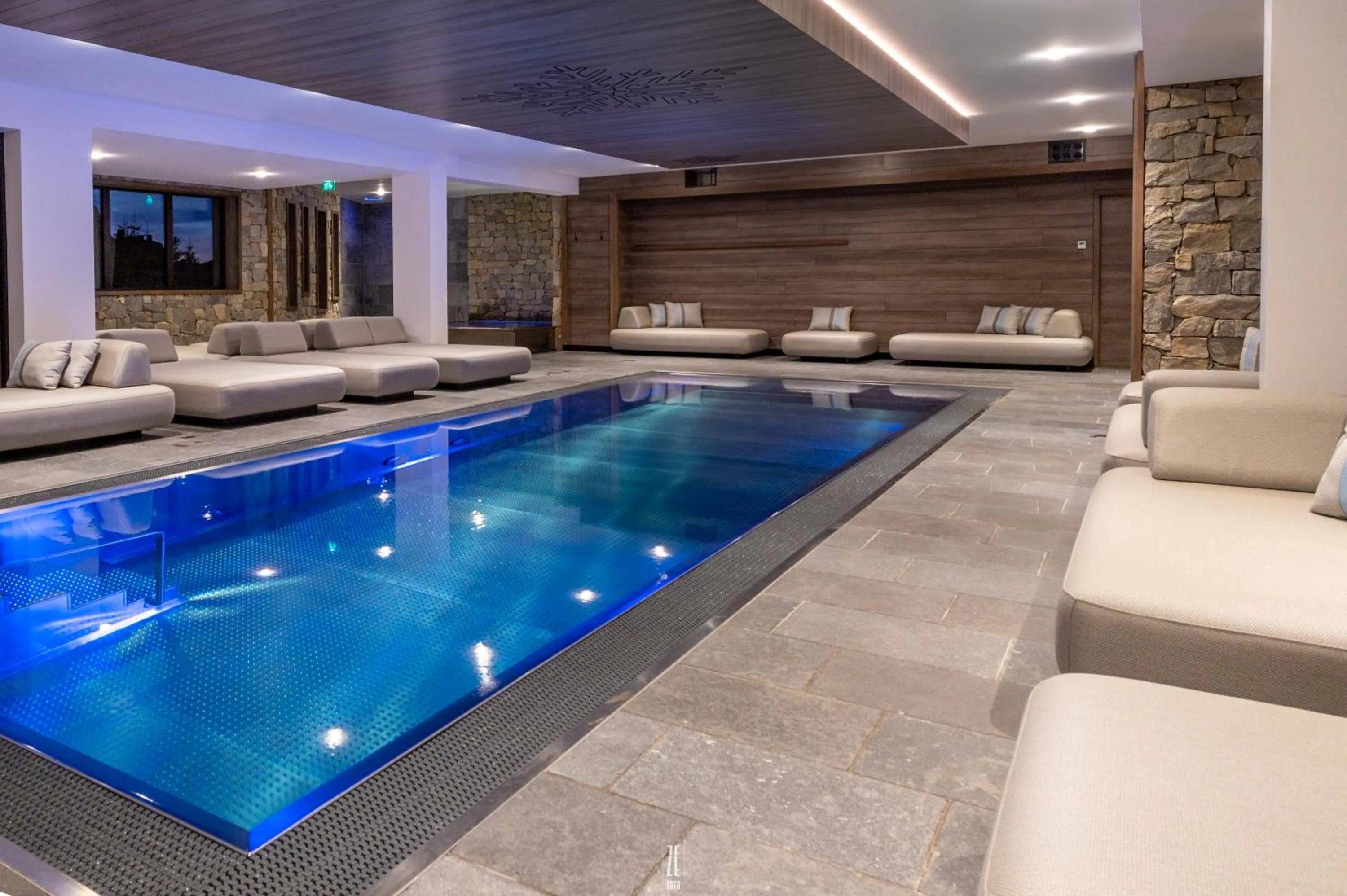 Swimming pool in Chalet Hôtel & Spa Le Collet
