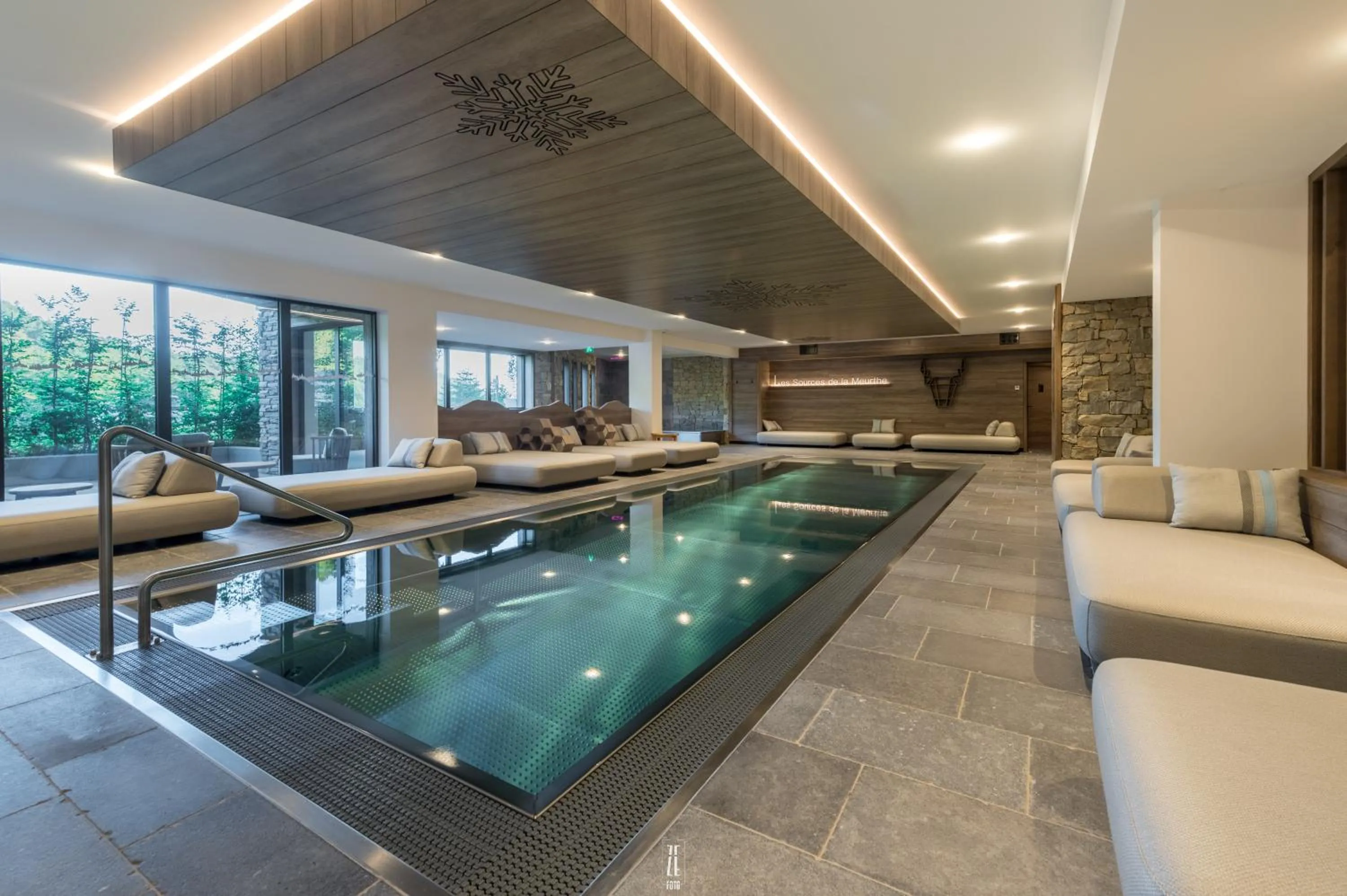 Swimming pool in Chalet Hôtel & Spa Le Collet