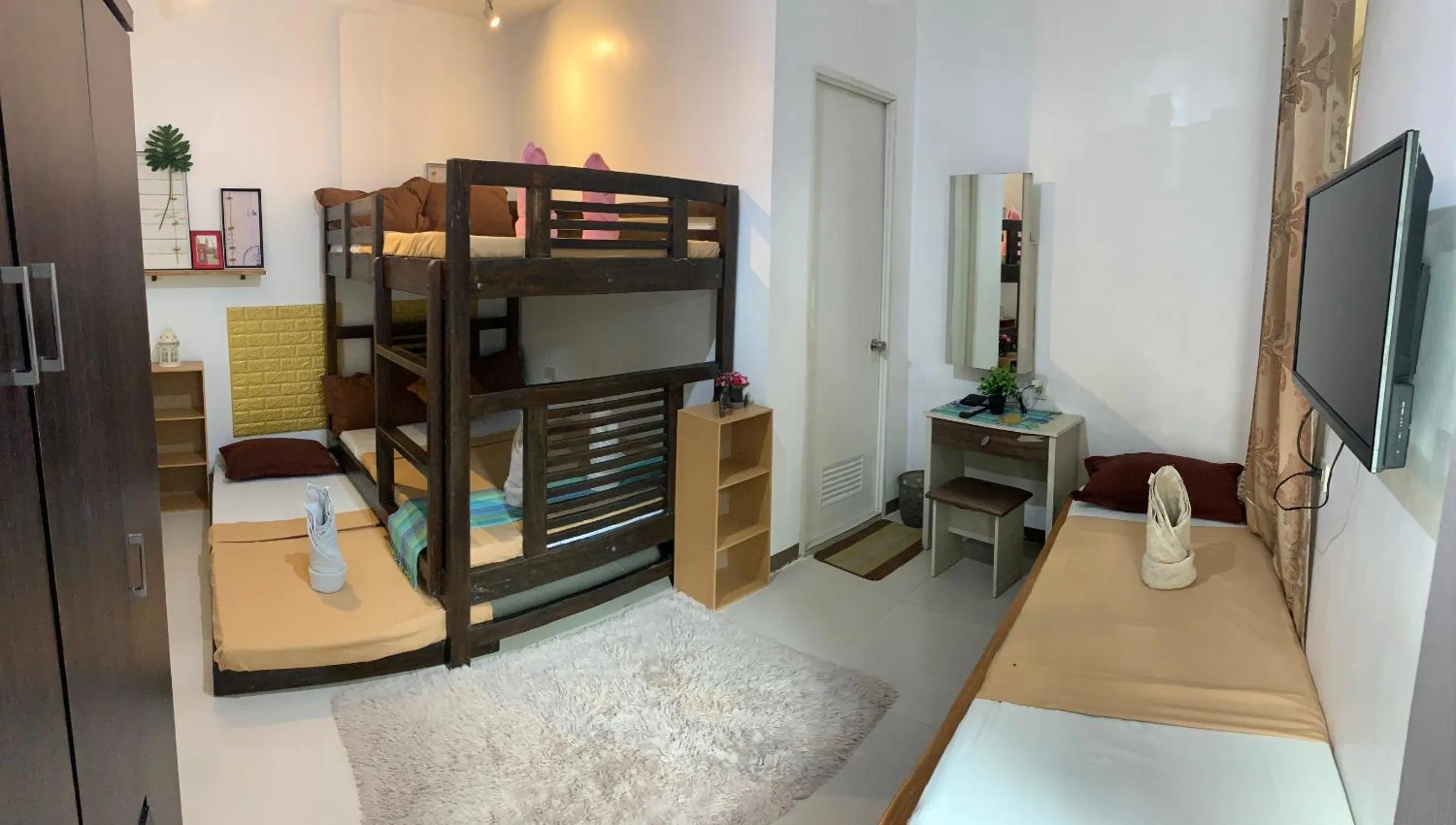 group of guests, Bed in Prim Travellers Inn