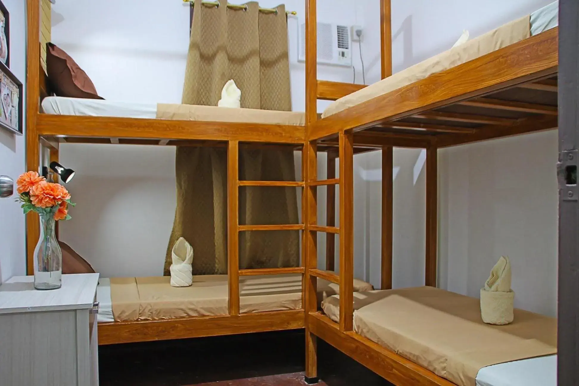 Quadruple Room with Shared Bathroom in Prim Travellers Inn Quadruple Room with Shared Bathroom in Prim Travellers Inn