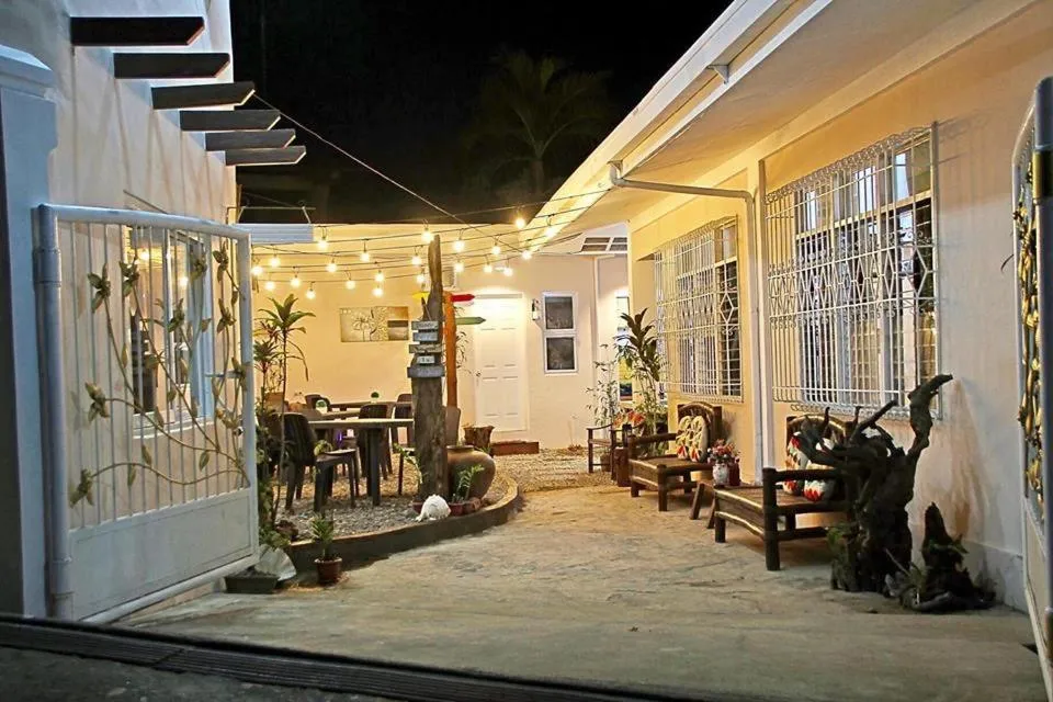 Facade/entrance in Prim Travellers Inn