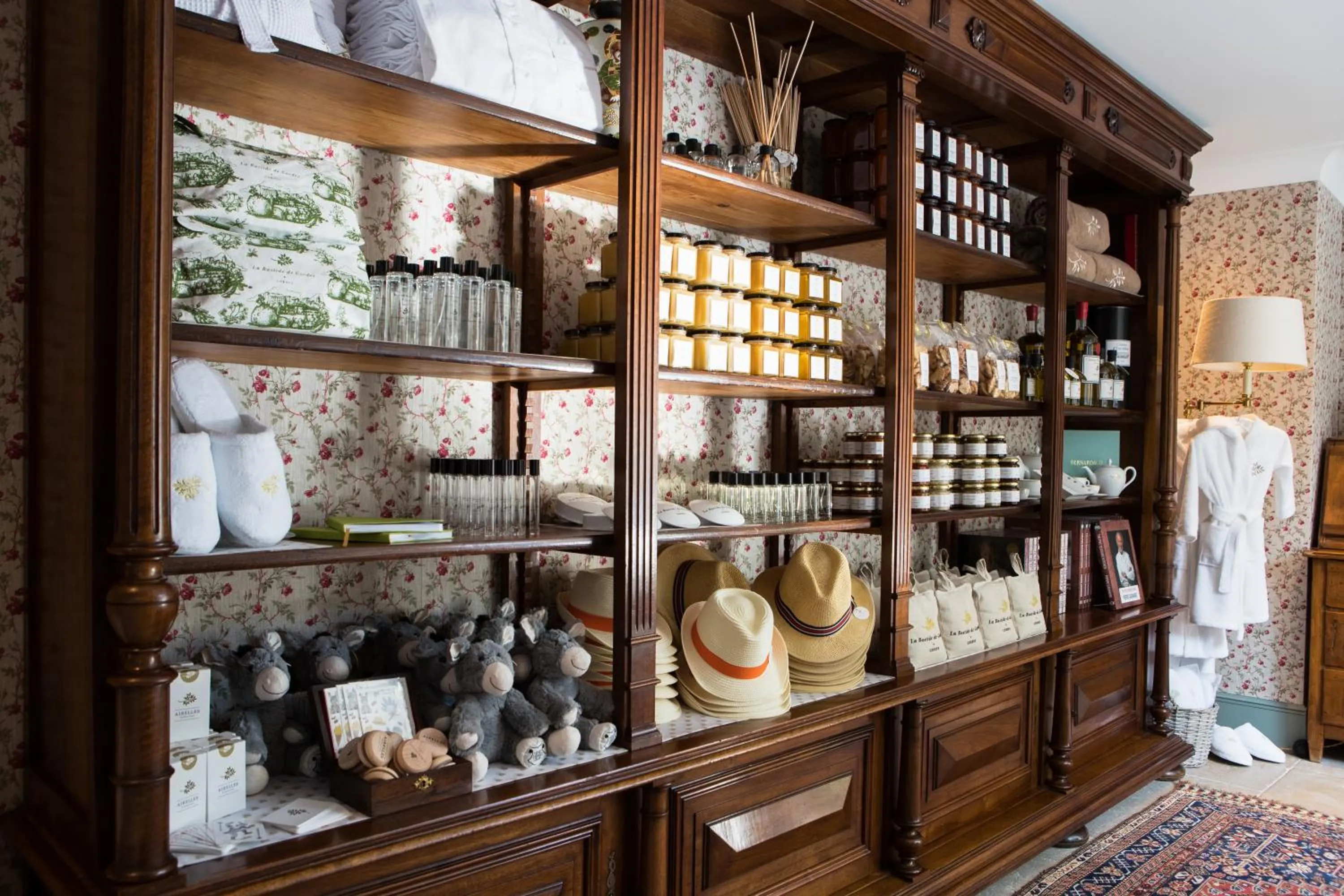 On-site shops in Airelles Gordes, La Bastide