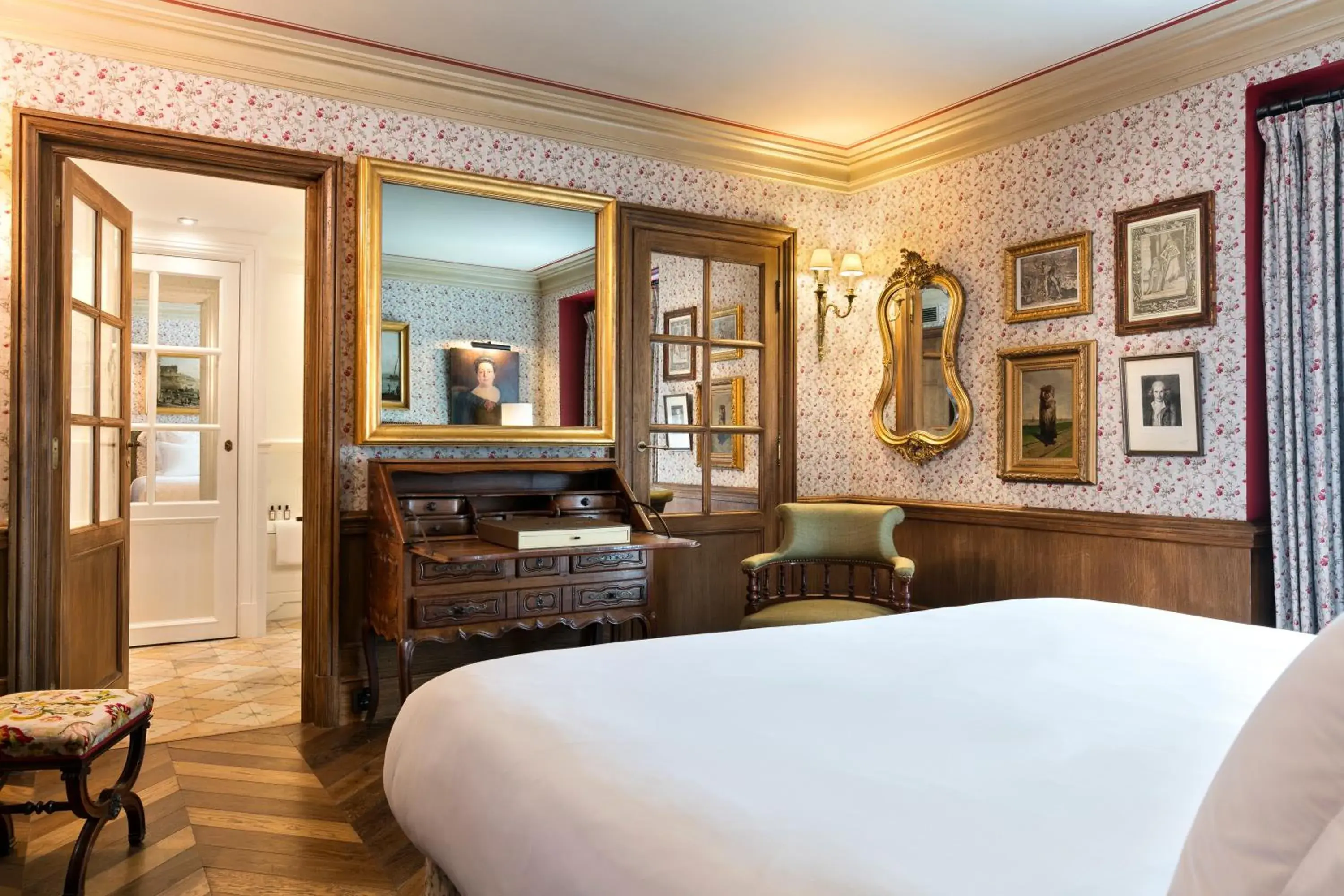 Deluxe Room Village Side in Airelles Gordes, La Bastide Deluxe Room Village Side in Airelles Gordes, La Bastide