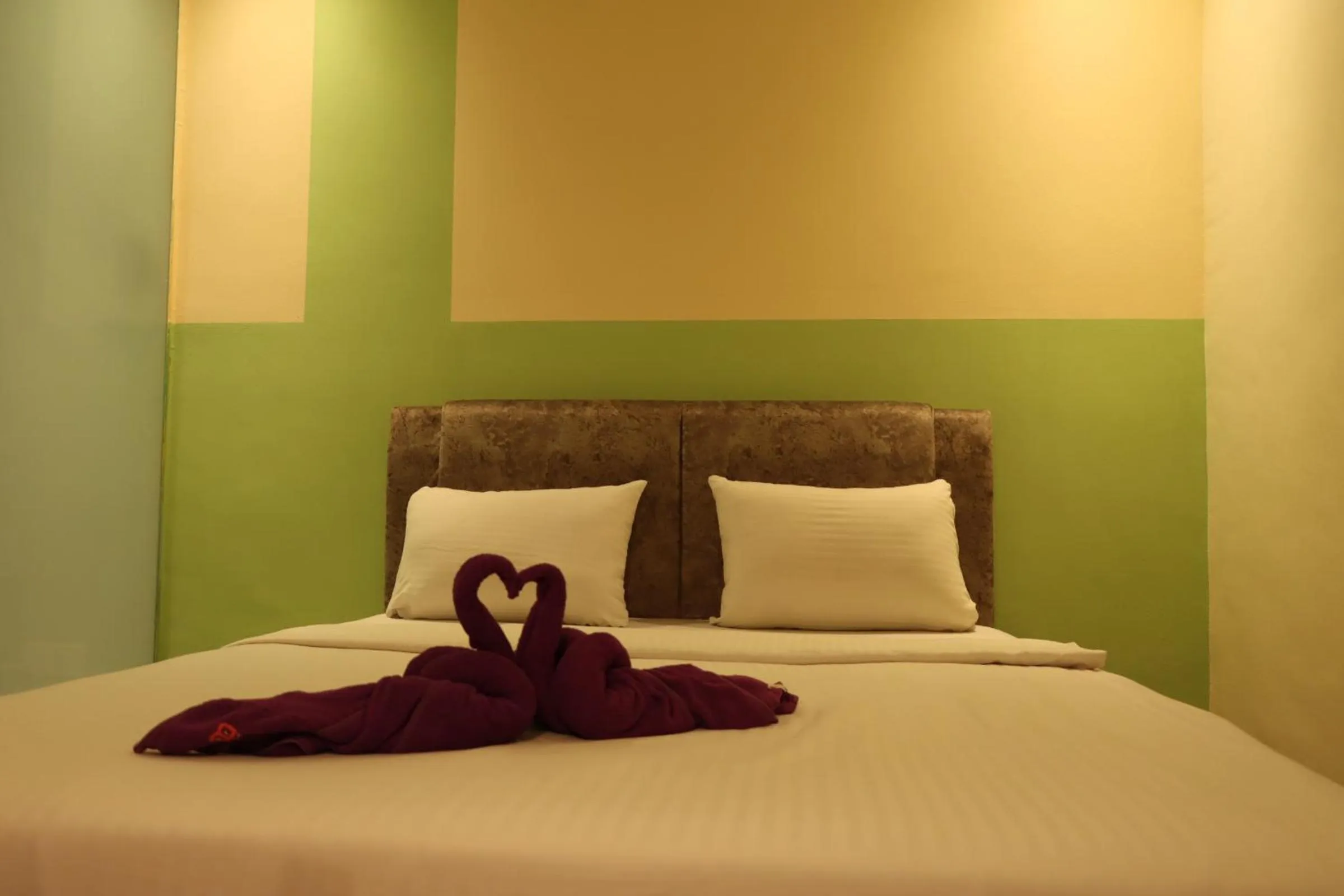 towels, Bed in Oscar Inn