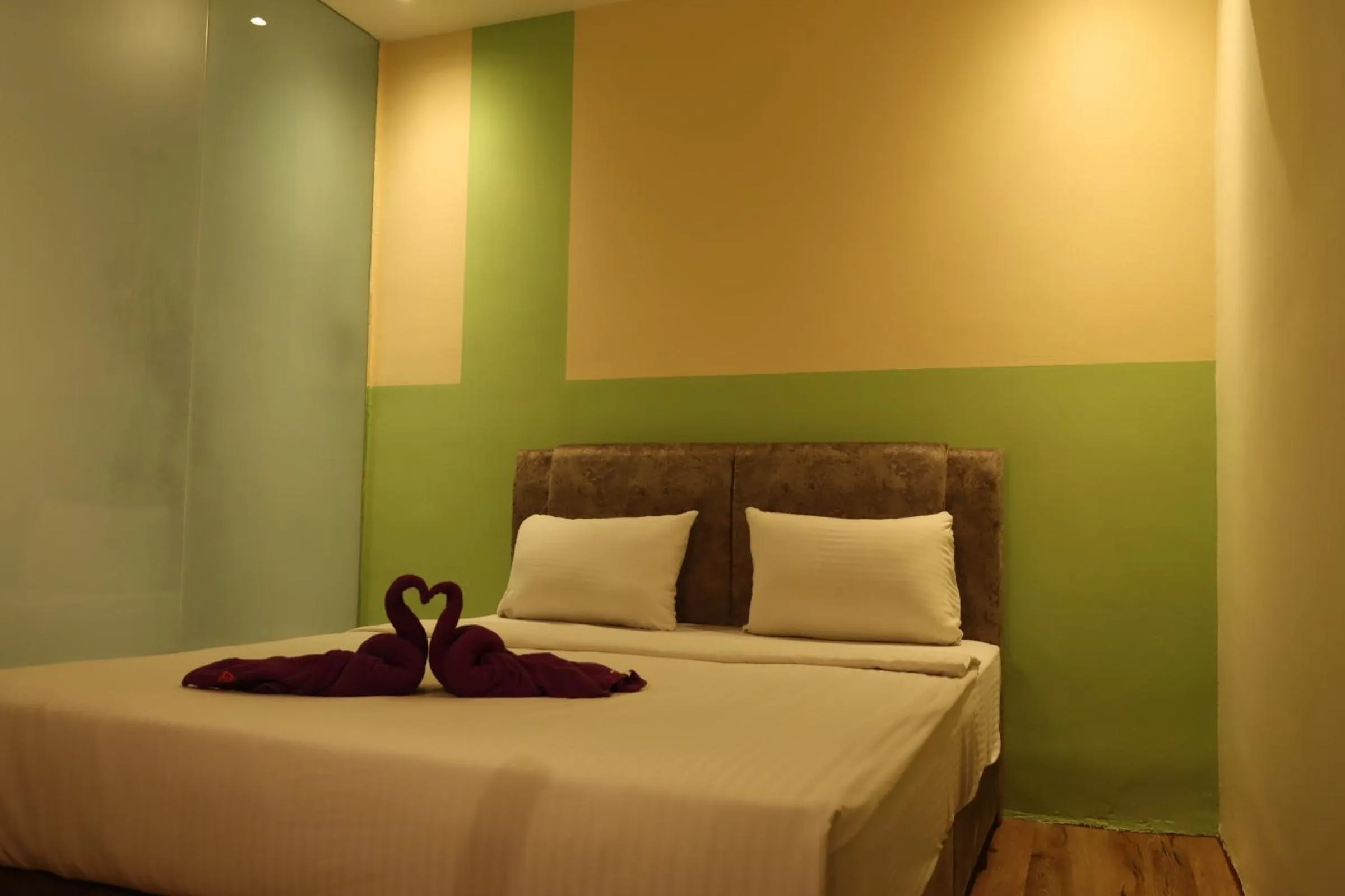 View (from property/room), Bed in Oscar Inn