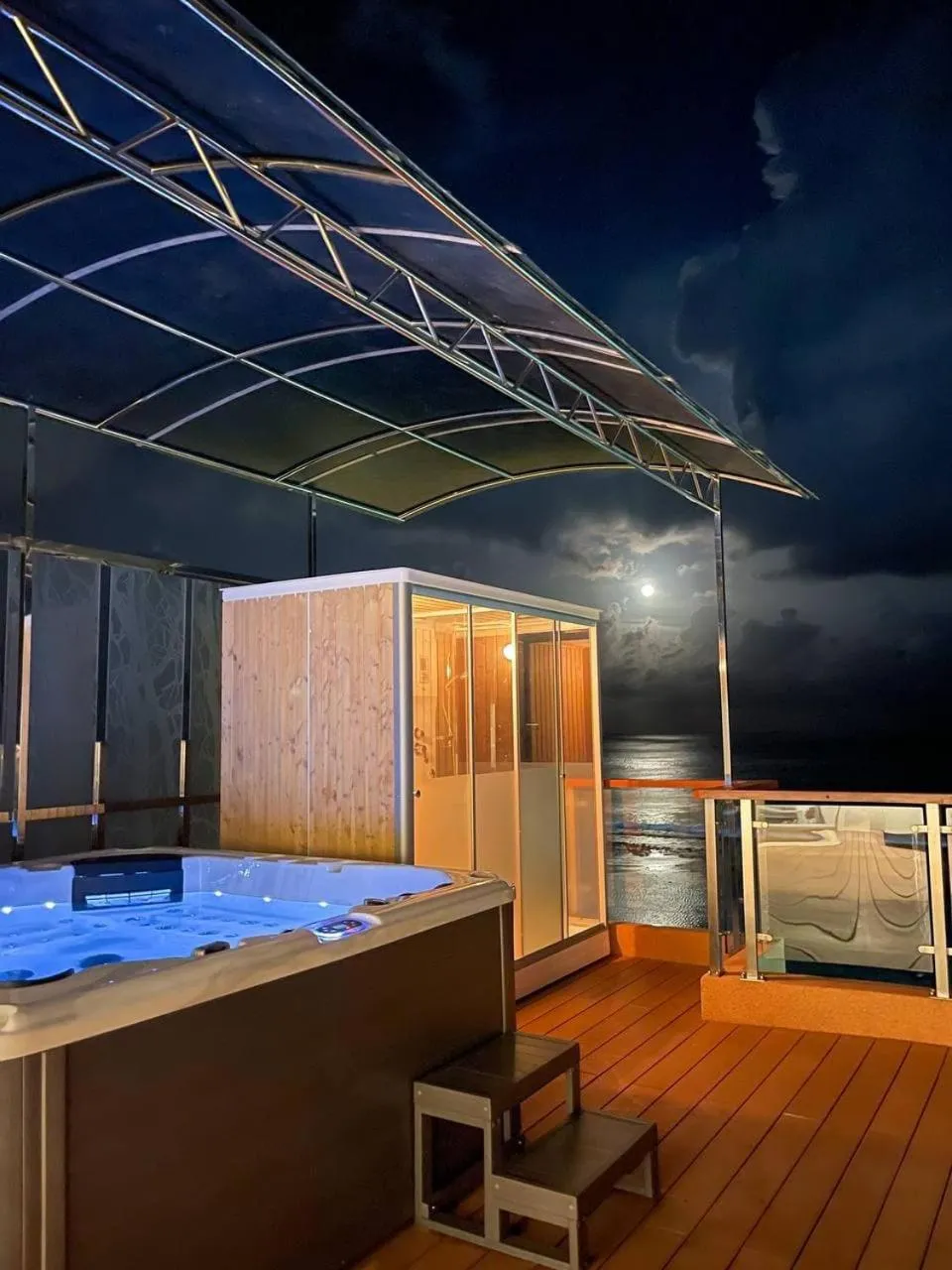 Hot Tub in Acacia Beach Hotel