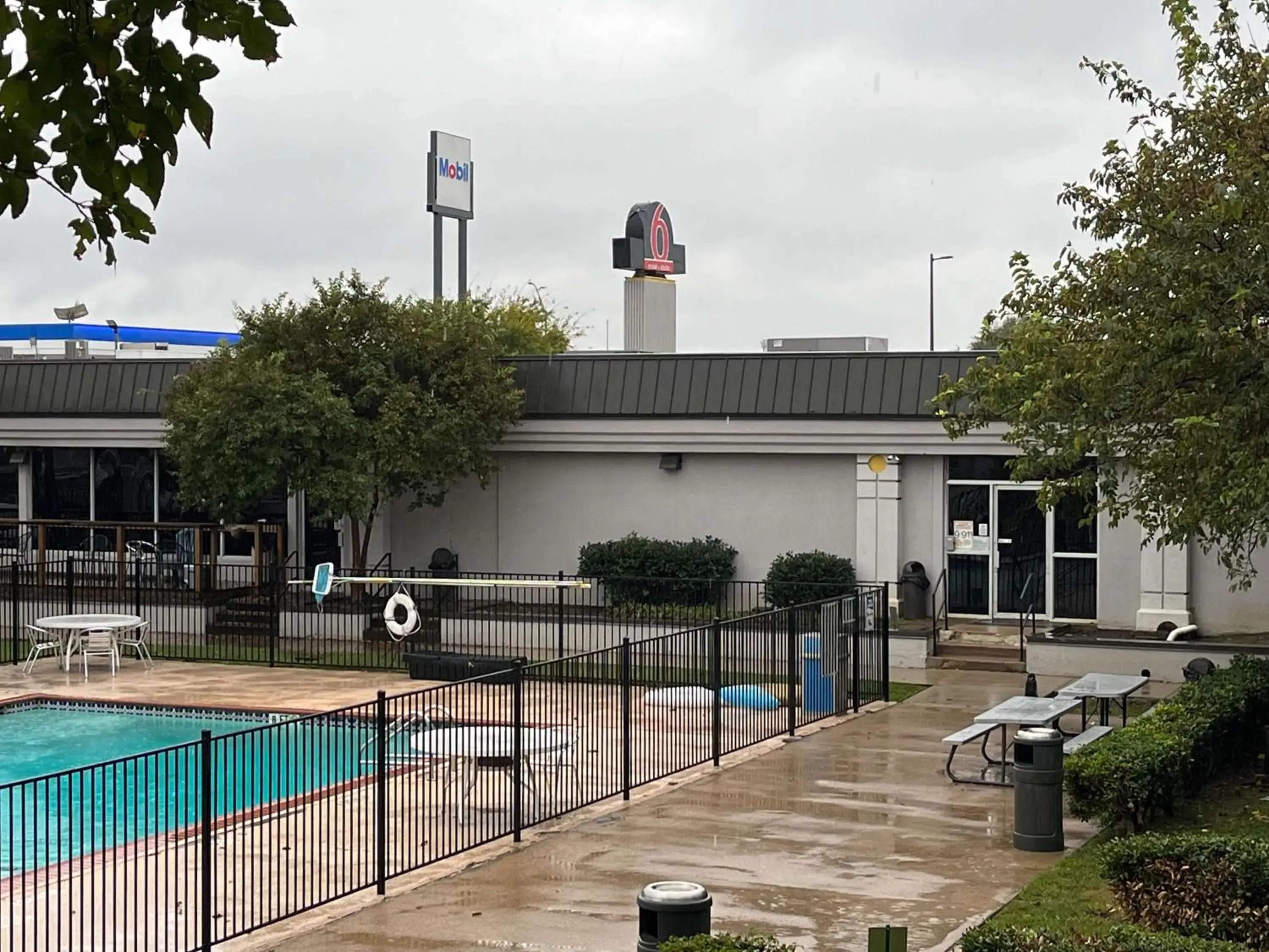 Property building, Swimming Pool in Motel 6 Mesquite, TX Town East