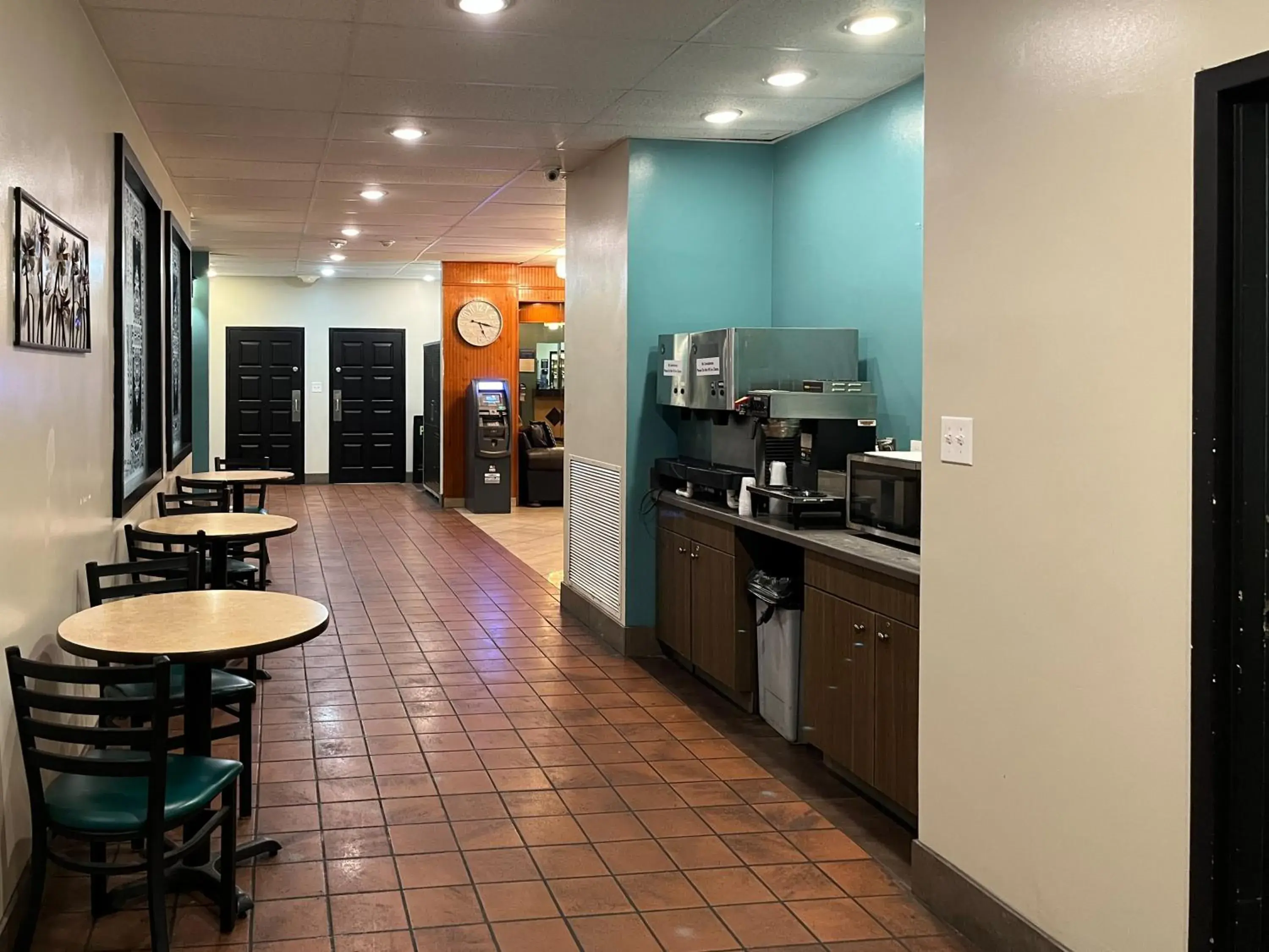 Lobby or reception, Kitchen/Kitchenette in Motel 6 Mesquite, TX Town East